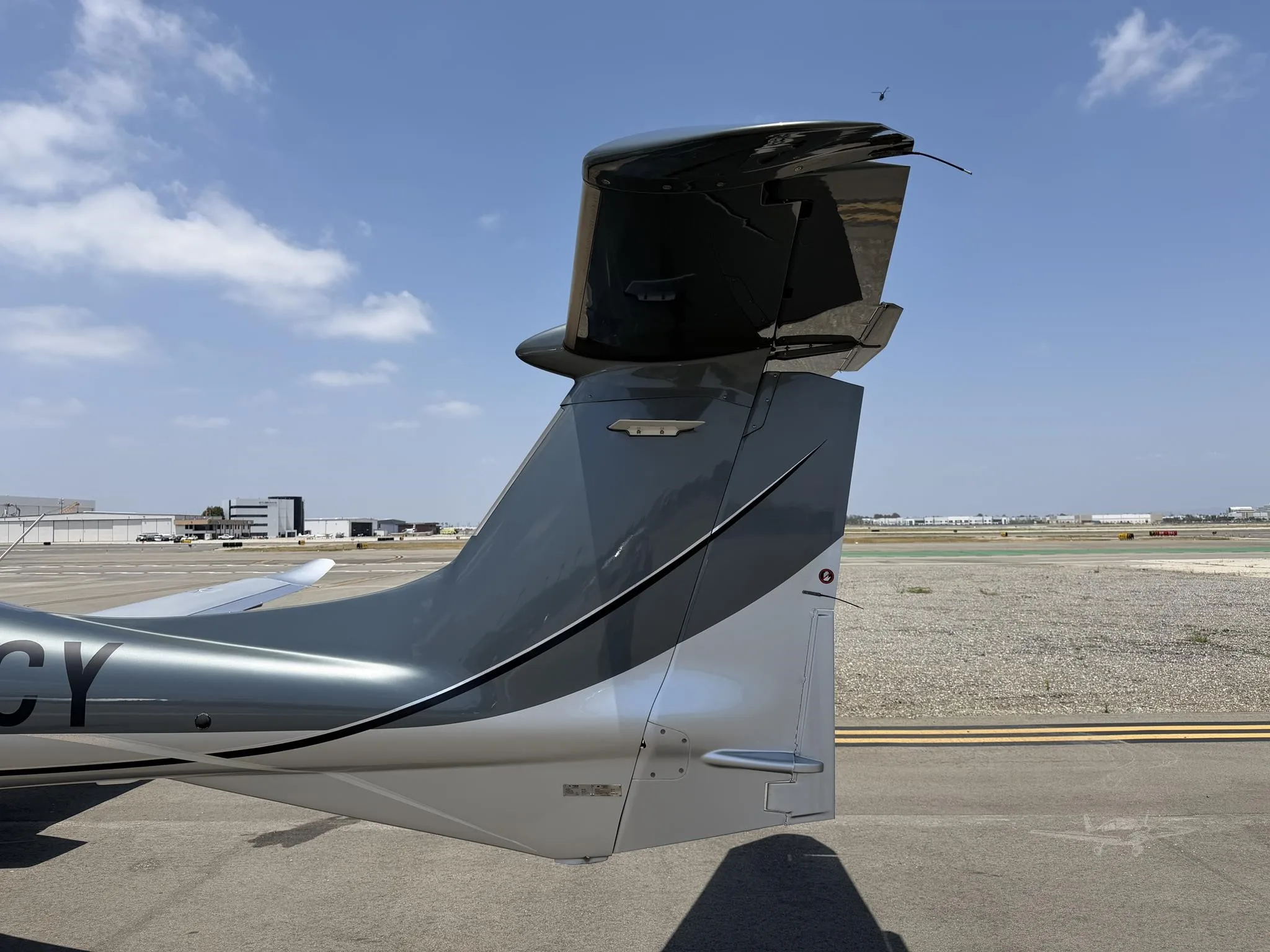 Exterior view of a 2016 DIAMOND DA62, N118CY.