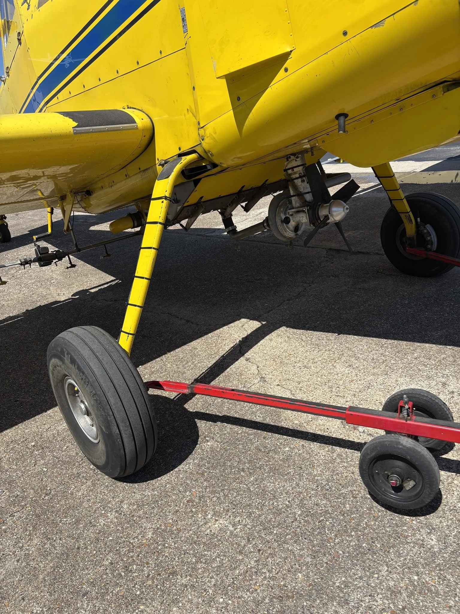 Exterior view of a 1985 AIR TRACTOR AT-400A, N73006.