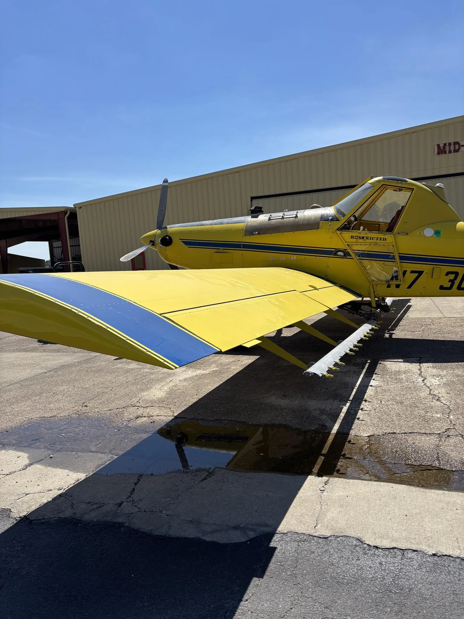 Exterior view of a 1985 AIR TRACTOR AT-400A, N73006.