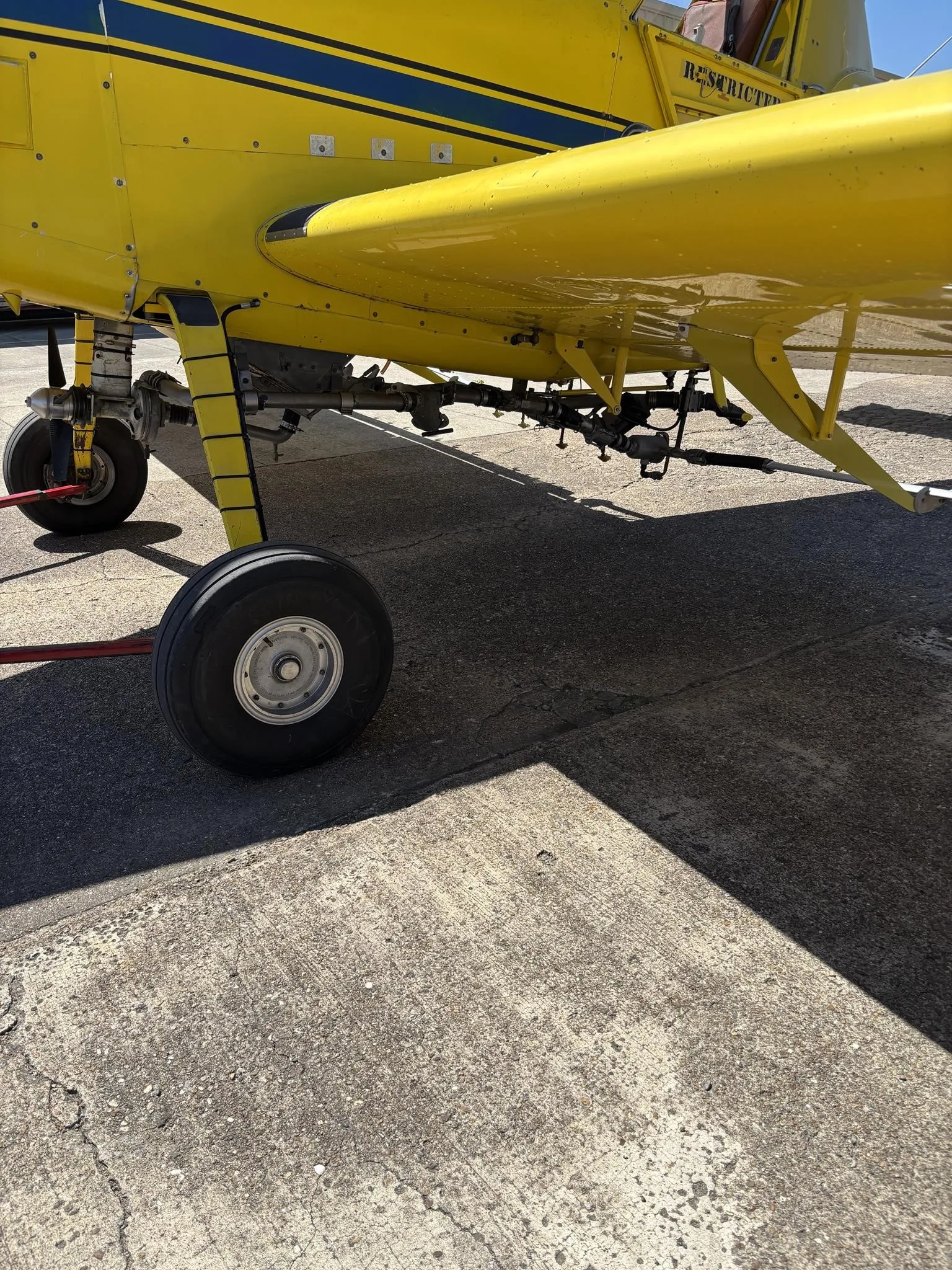 Exterior view of a 1985 AIR TRACTOR AT-400A, N73006.
