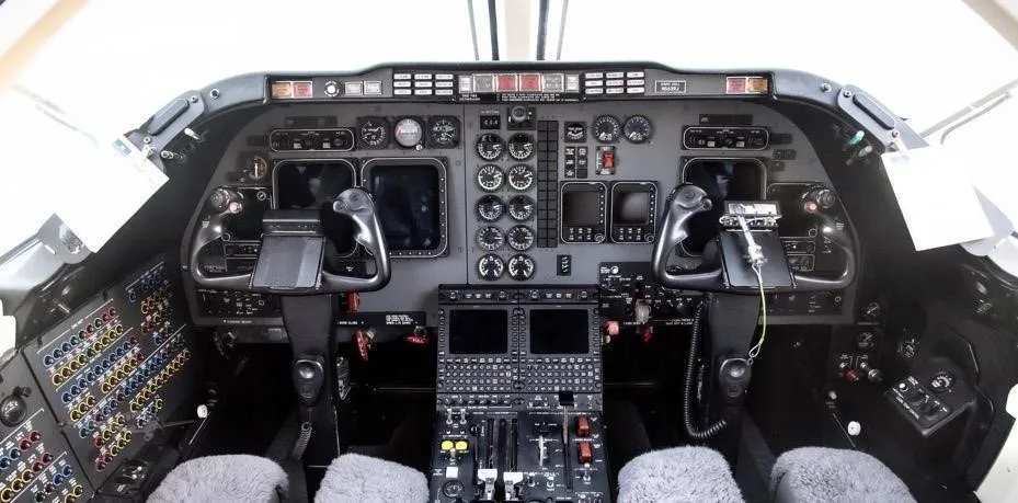 Cockpit and instrument panel of a 1999 BEECHCRAFT BEECHJET 400A.