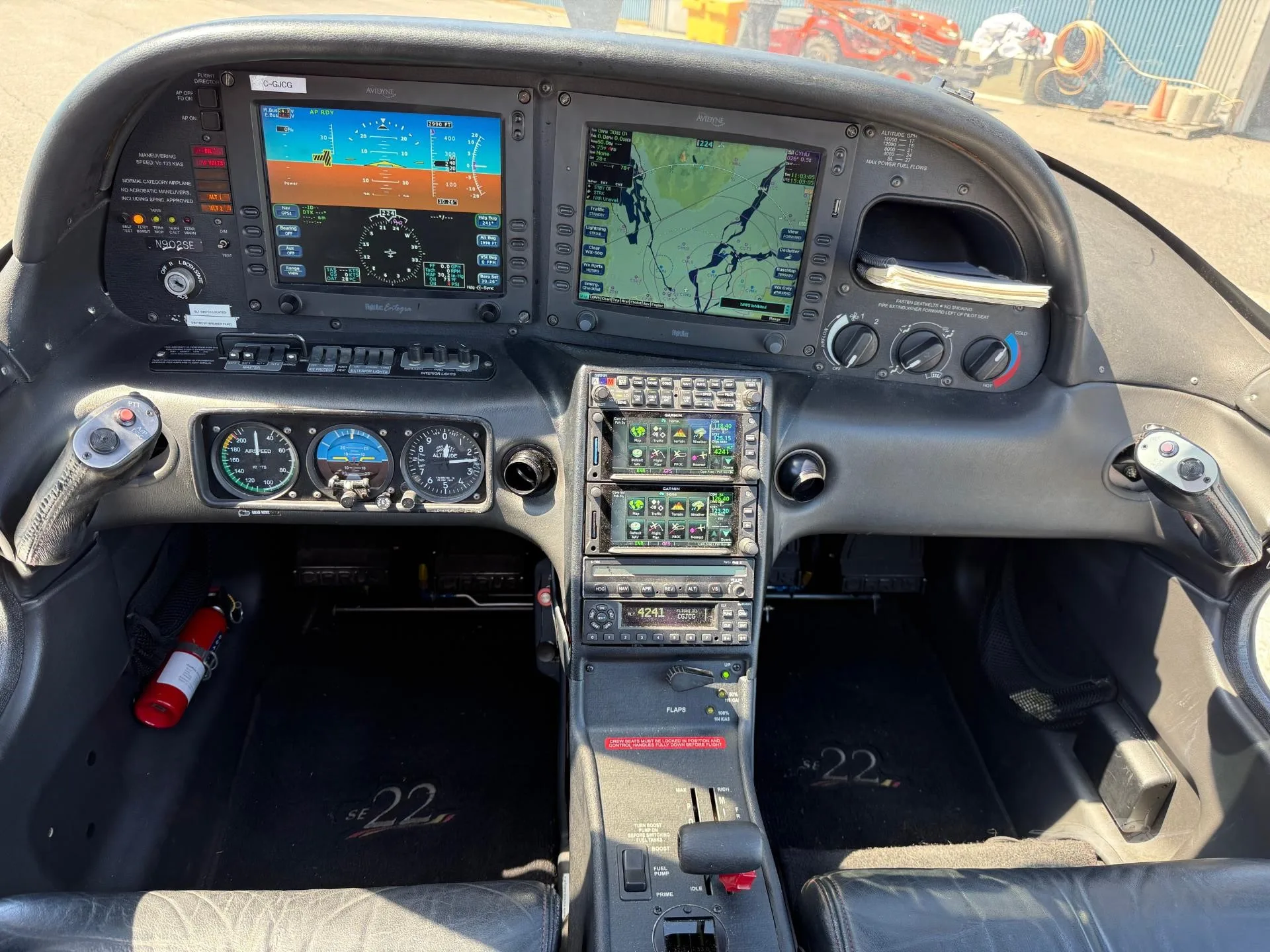 Cockpit and instrument panel of a 2006 CIRRUS SR22-G2.