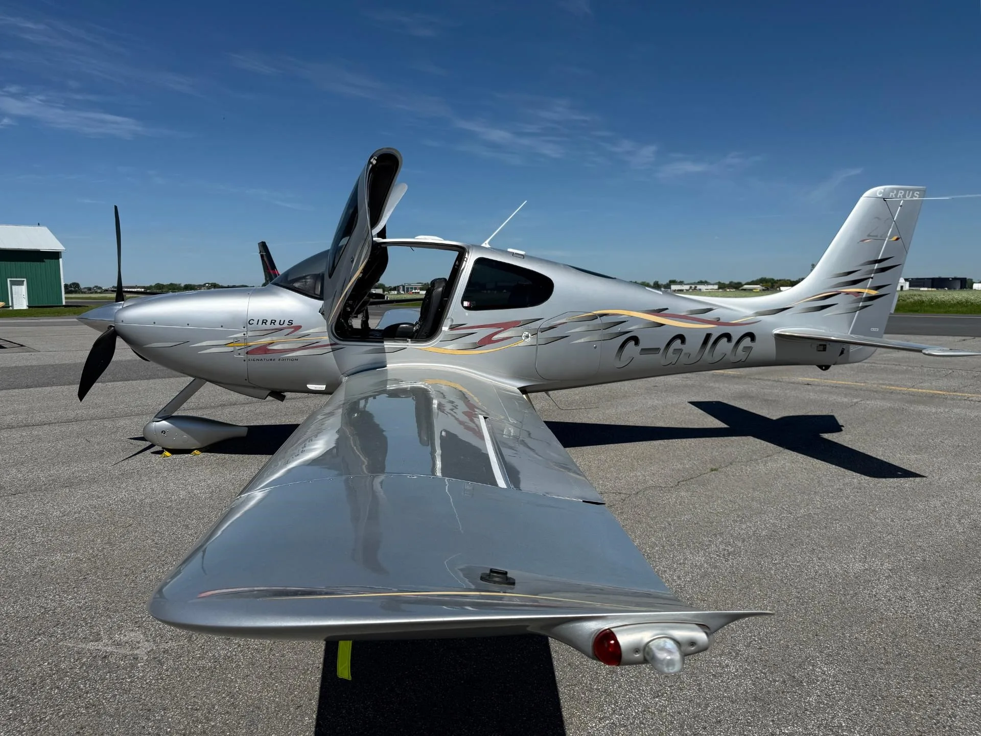 Exterior view of a 2006 CIRRUS SR22-G2, C-GJCG.