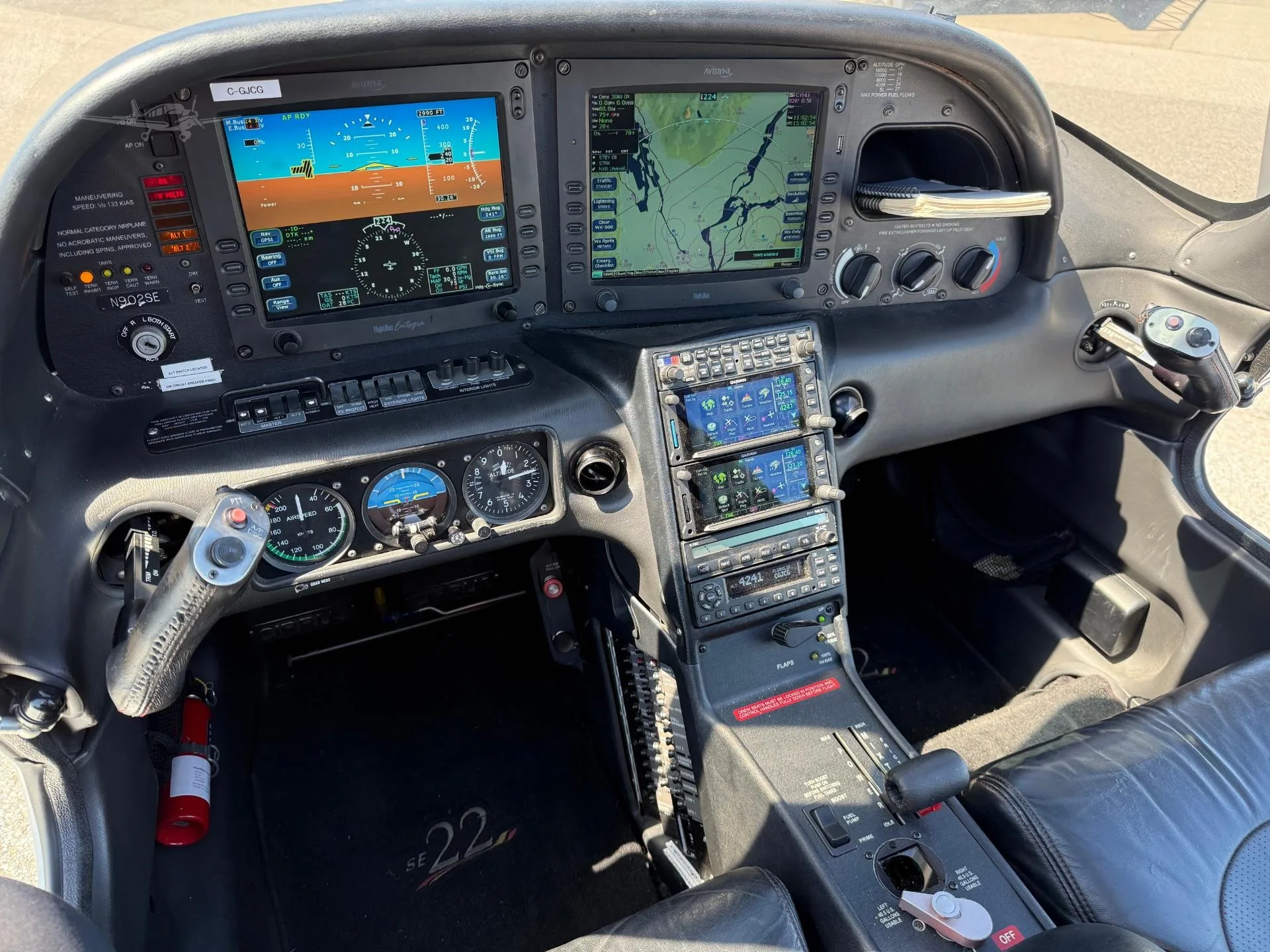 Cockpit and instrument panel of a 2006 CIRRUS SR22-G2.
