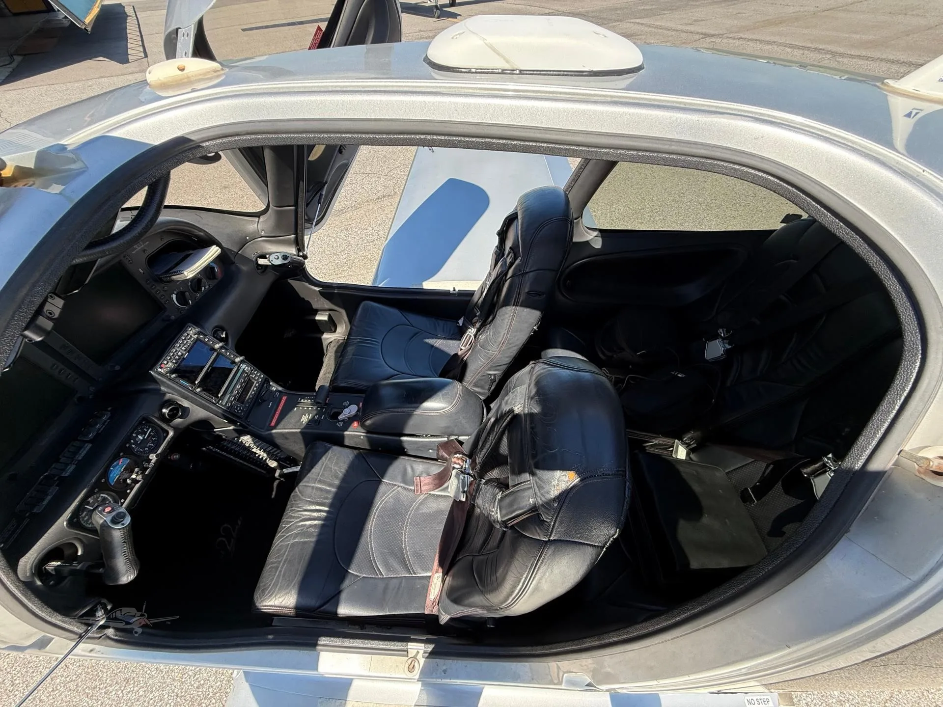 Cockpit and instrument panel of a 2006 CIRRUS SR22-G2.