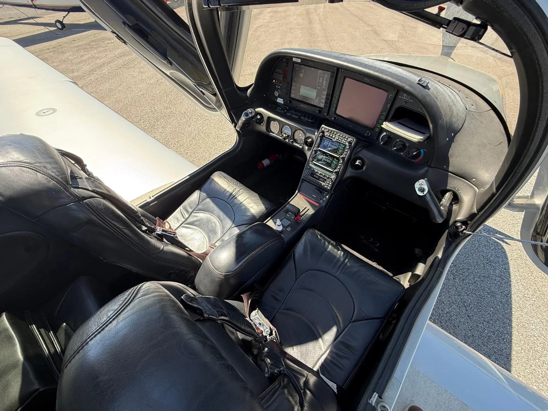 Cockpit and instrument panel of a 2006 CIRRUS SR22-G2.