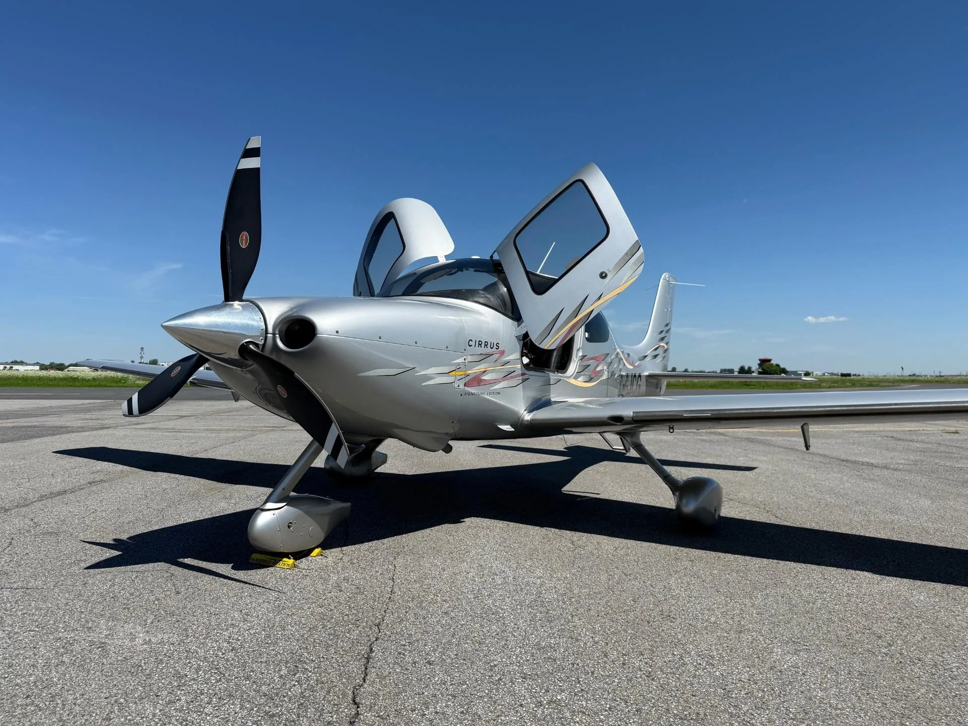Exterior view of a 2006 CIRRUS SR22-G2, C-GJCG.