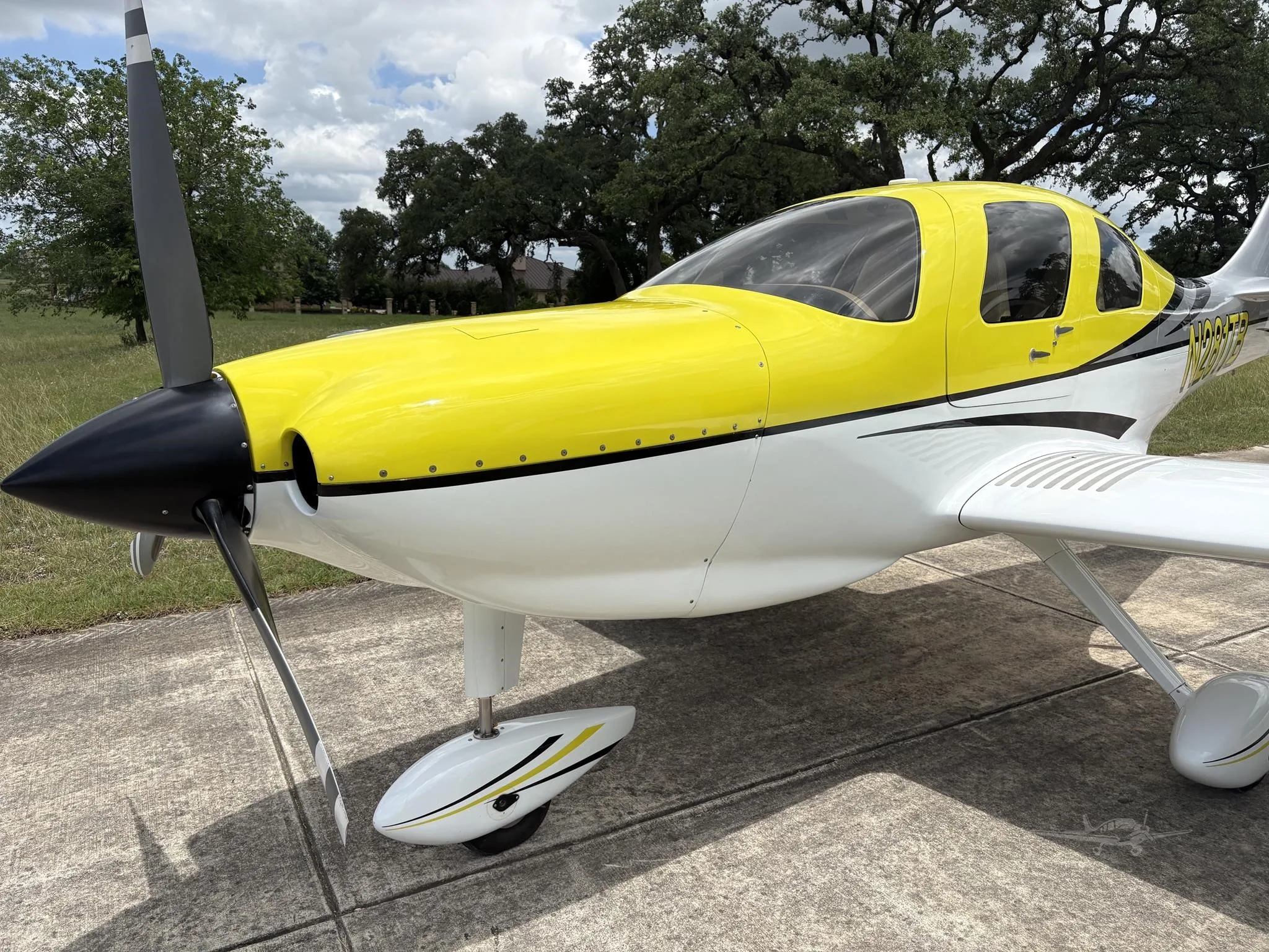 Exterior view of a 2008 LANCAIR ES-P, N281TB.