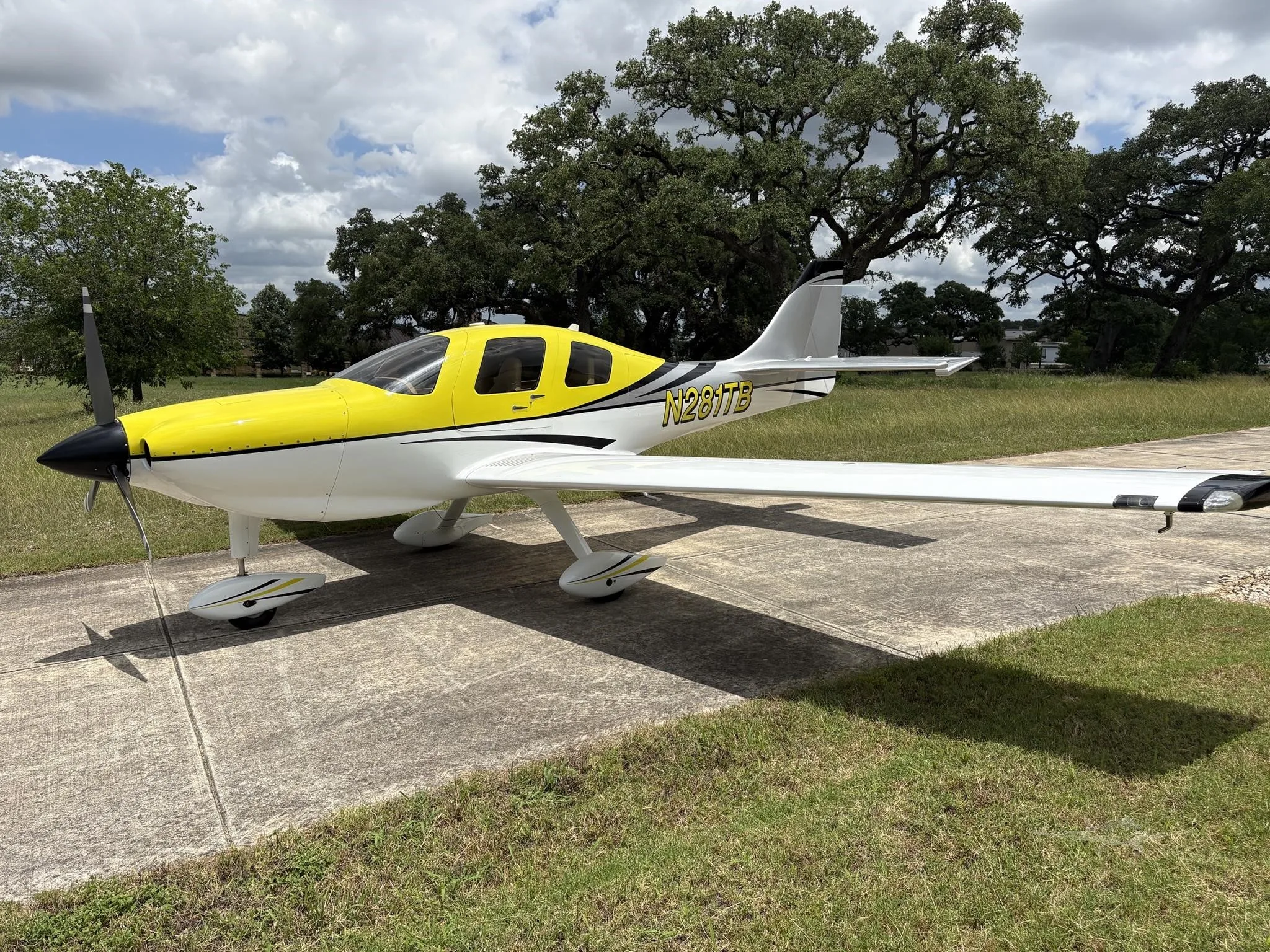 Exterior view of a 2008 LANCAIR ES-P, N281TB.