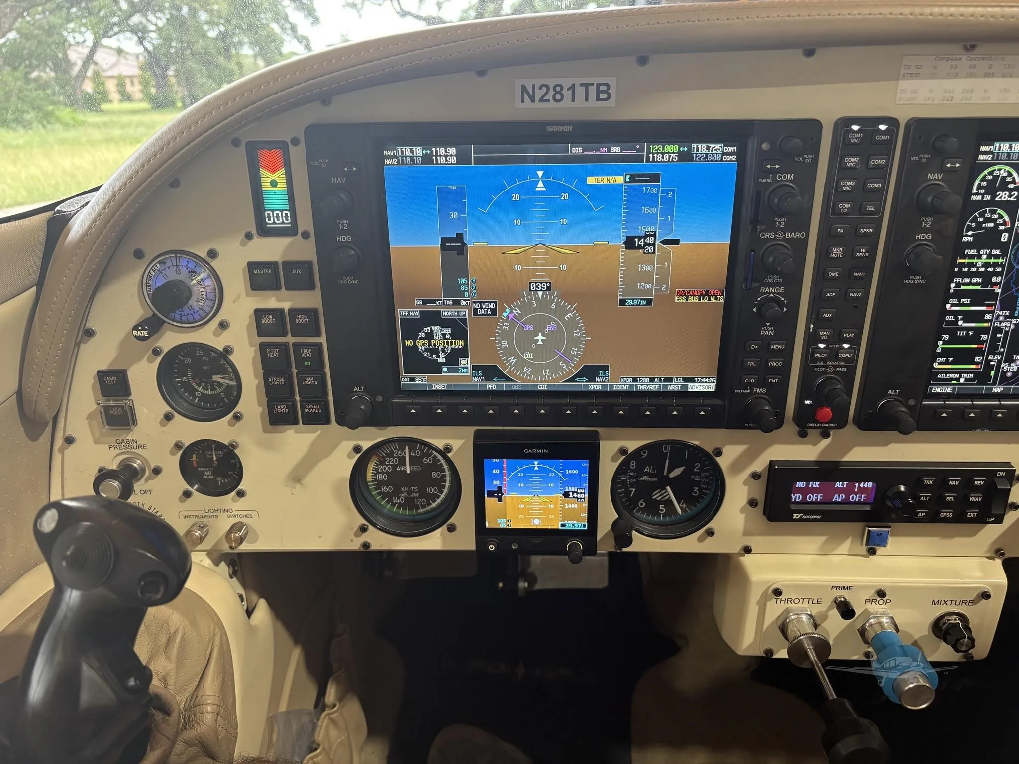 Cockpit and instrument panel of a 2008 LANCAIR ES-P.