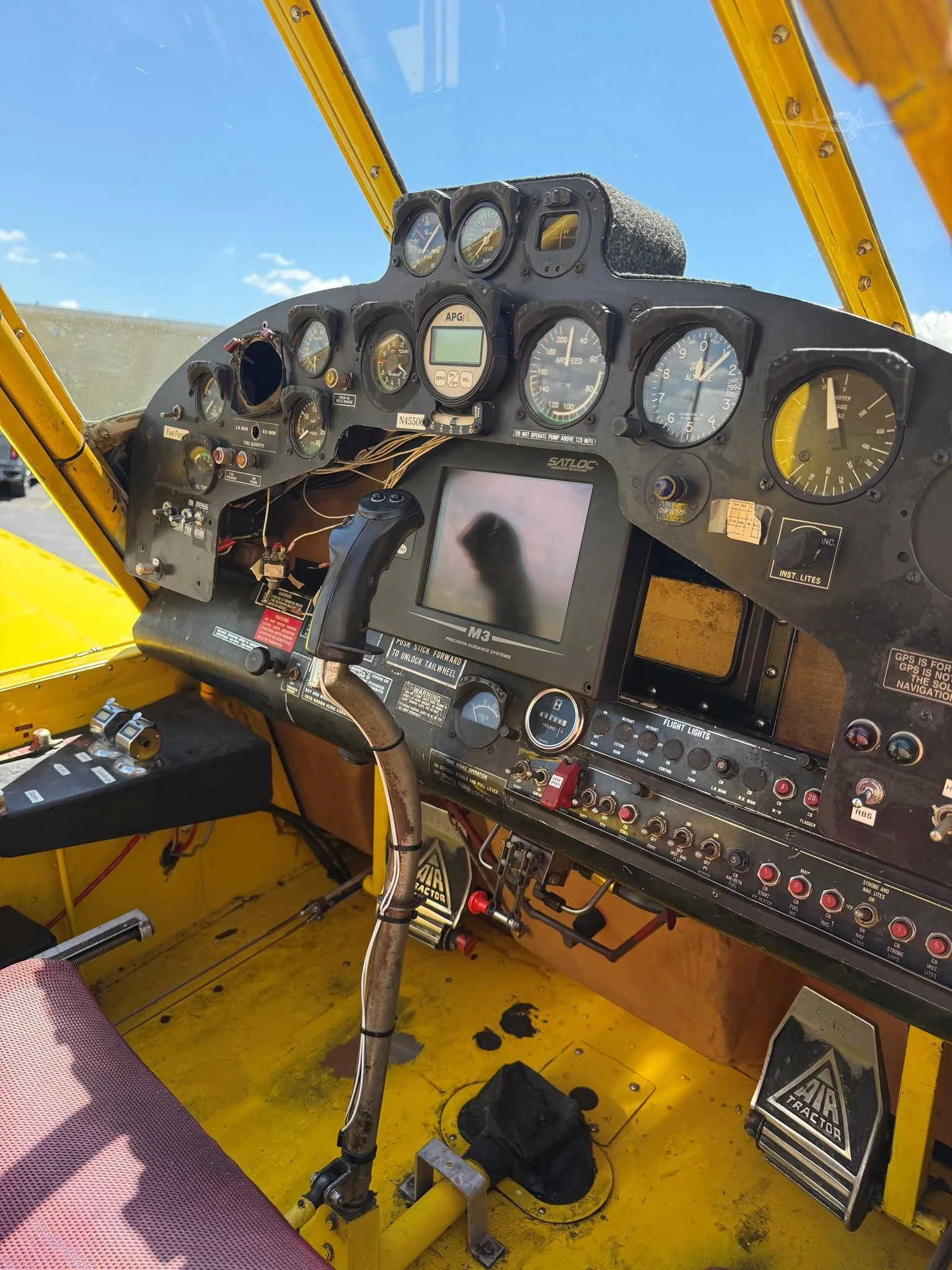 Cockpit and instrument panel of a 1991 AIR TRACTOR AT-502.