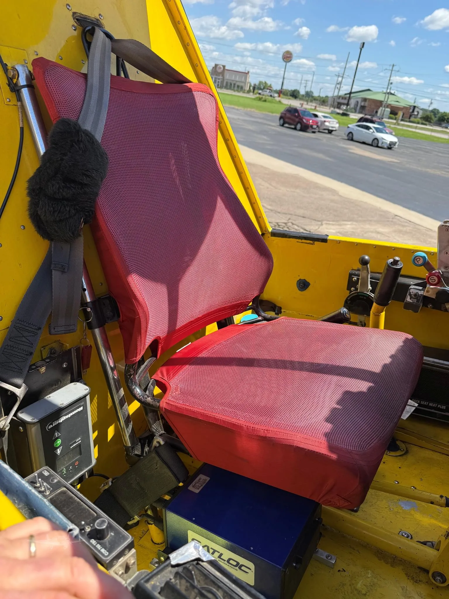Cockpit and instrument panel of a 1991 AIR TRACTOR AT-502.