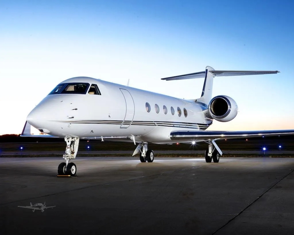 Exterior view of a 2001 GULFSTREAM GV, C-GBGC.