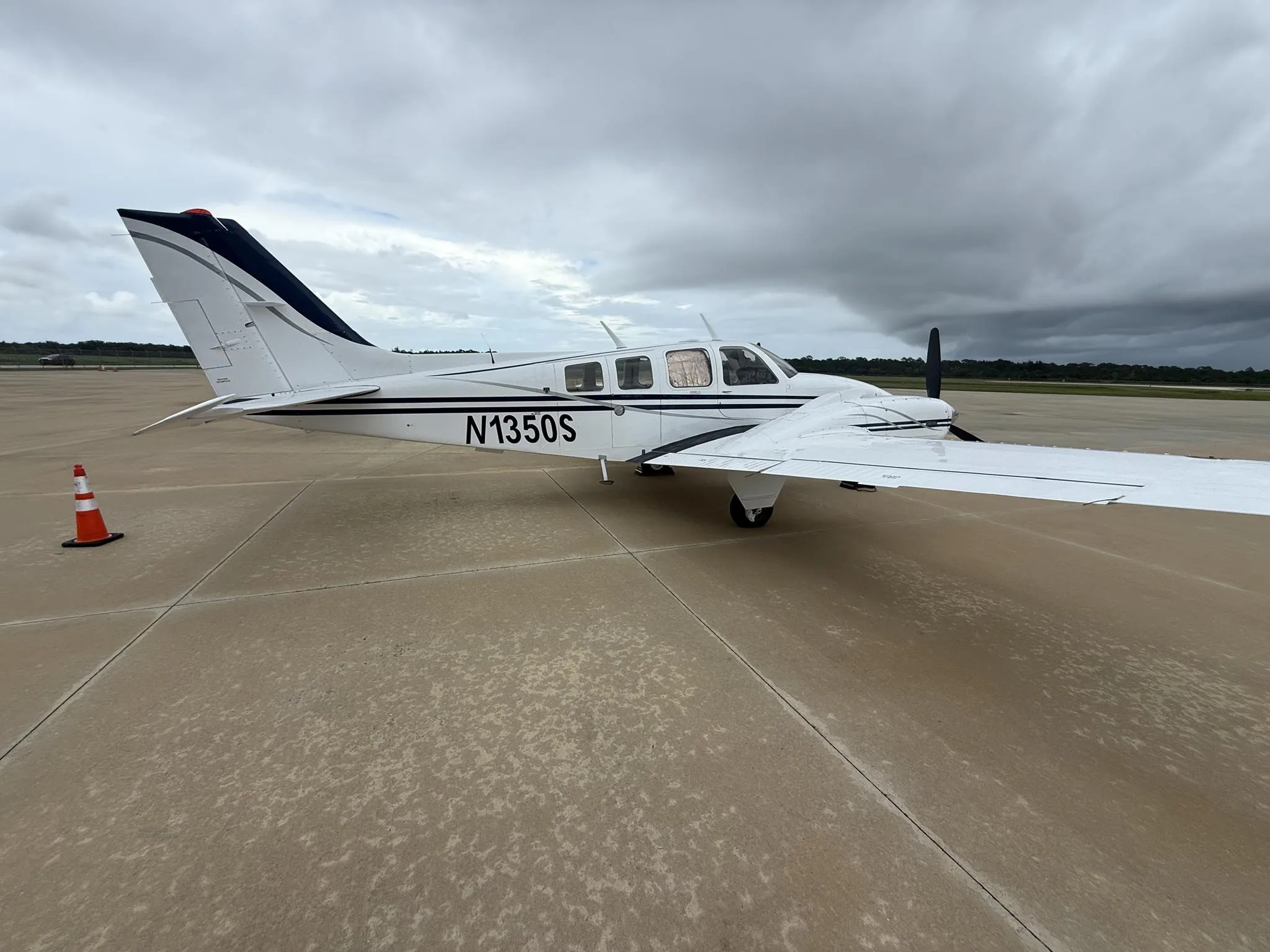 Exterior view of a 1977 BEECHCRAFT 58 BARON, N1350S.
