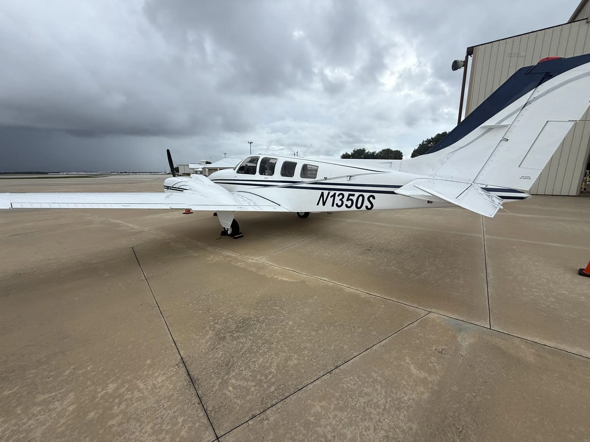 Exterior view of a 1977 BEECHCRAFT 58 BARON, N1350S.