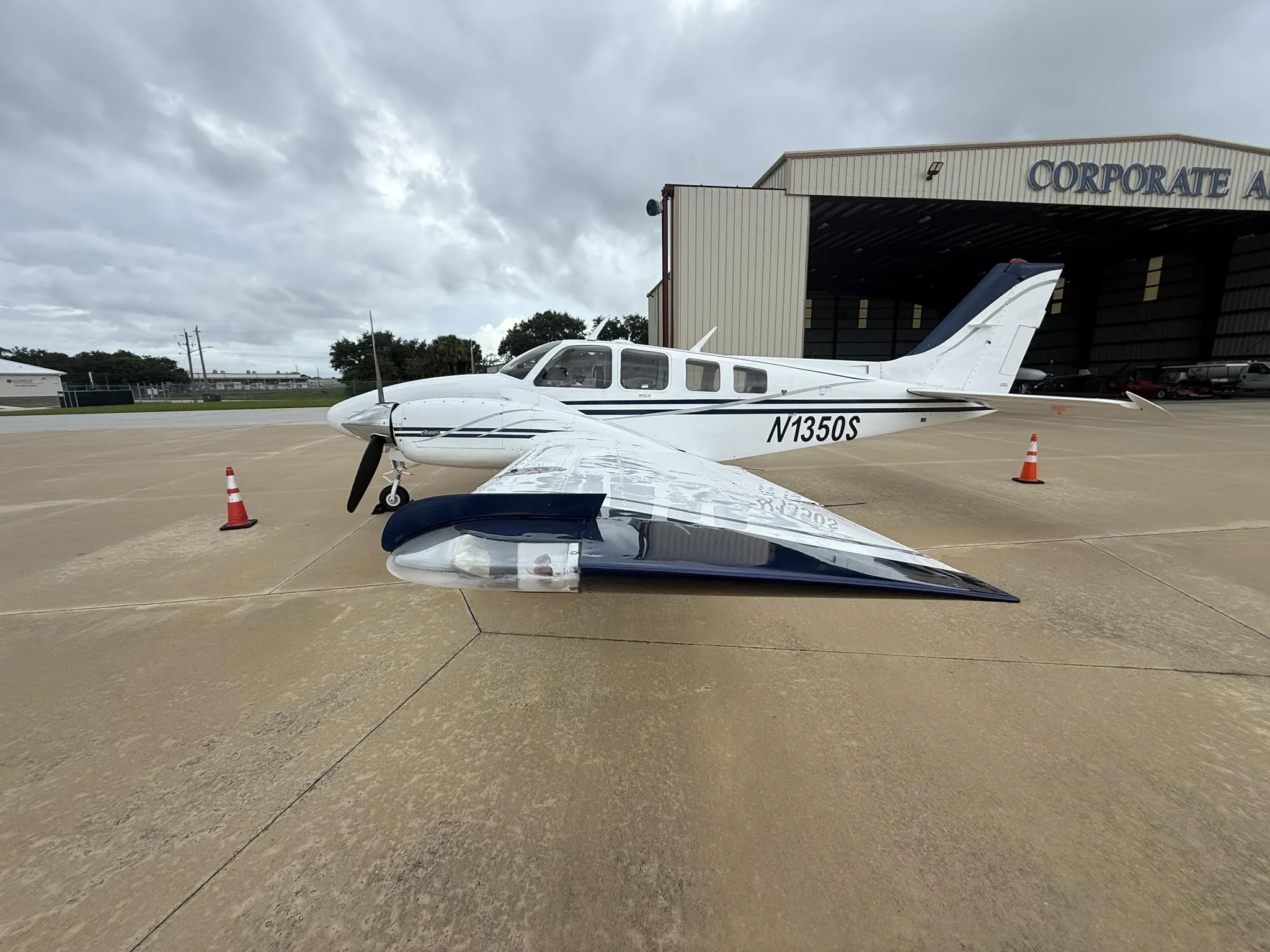 Exterior view of a 1977 BEECHCRAFT 58 BARON, N1350S.