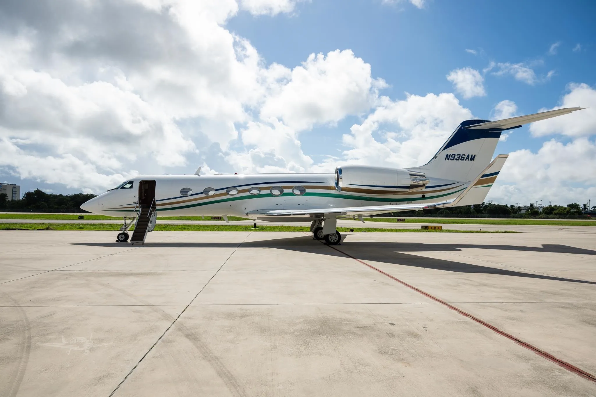 Exterior view of a 2002 GULFSTREAM GIVSP, N936AM.