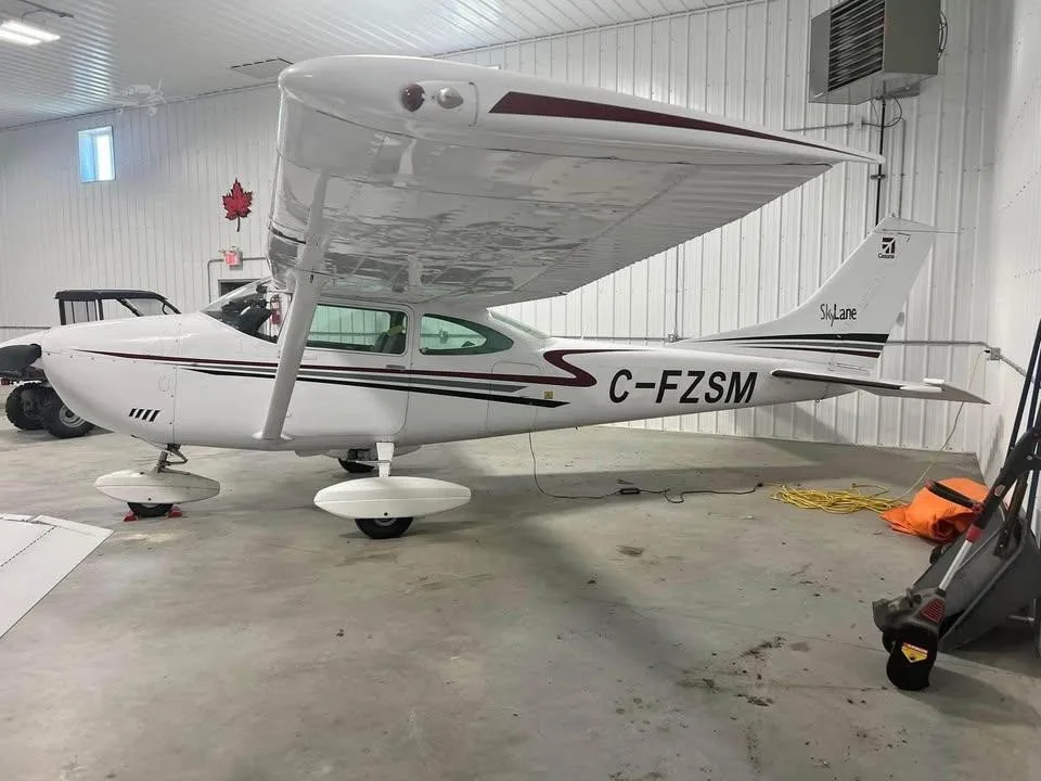 Cockpit and instrument panel of a 1971 CESSNA 182N SKYLANE.