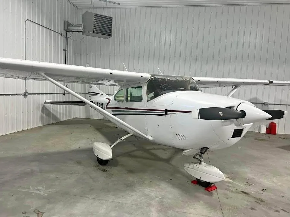 Exterior view of a 1971 CESSNA 182N SKYLANE, C-FZSM.