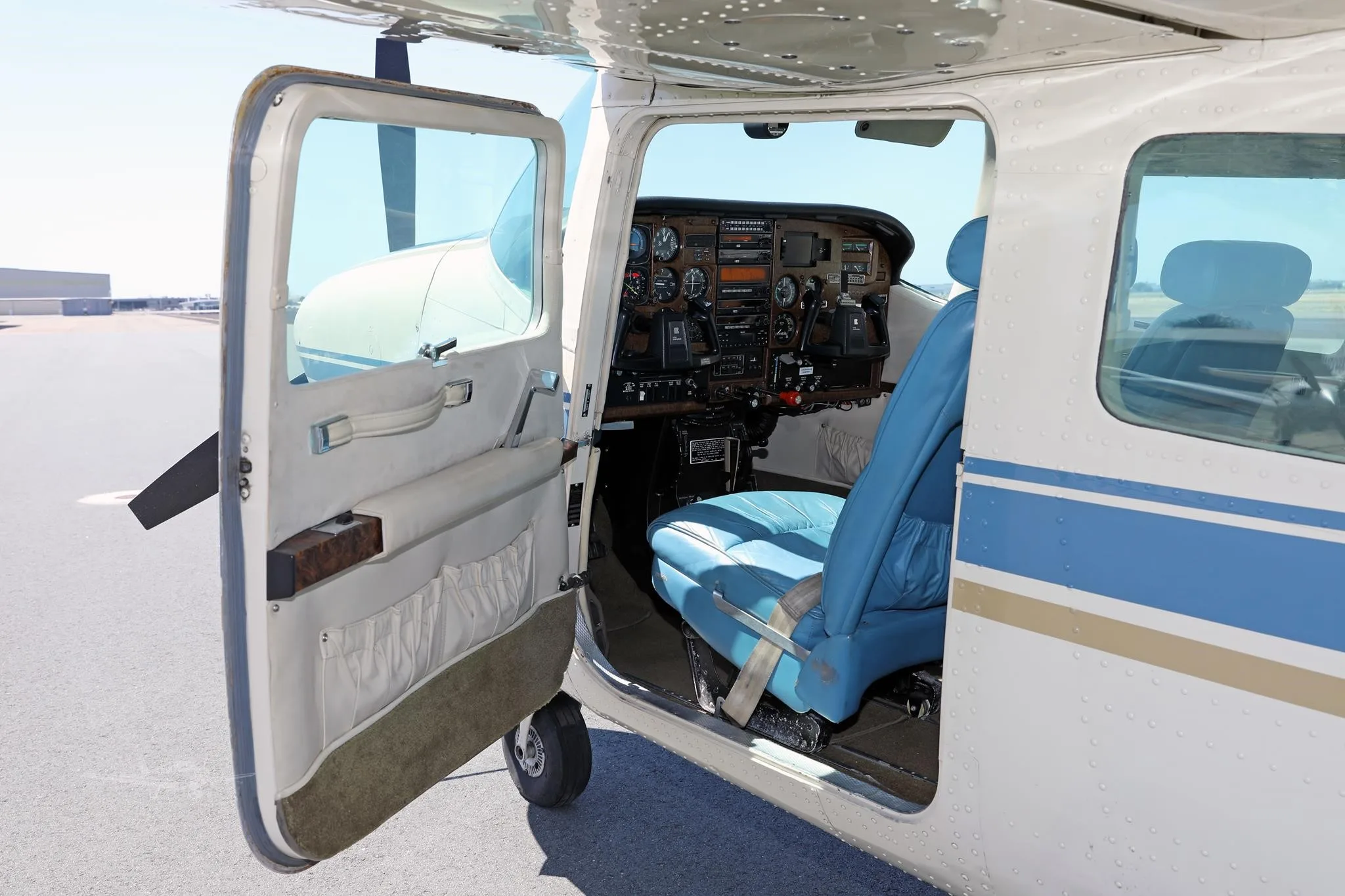 Cockpit and instrument panel of a 1980 CESSNA TURBO 210N.