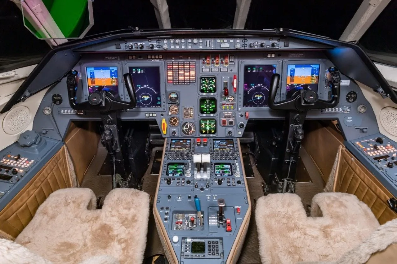 Cockpit and instrument panel of a 1997 DASSAULT FALCON 2000.