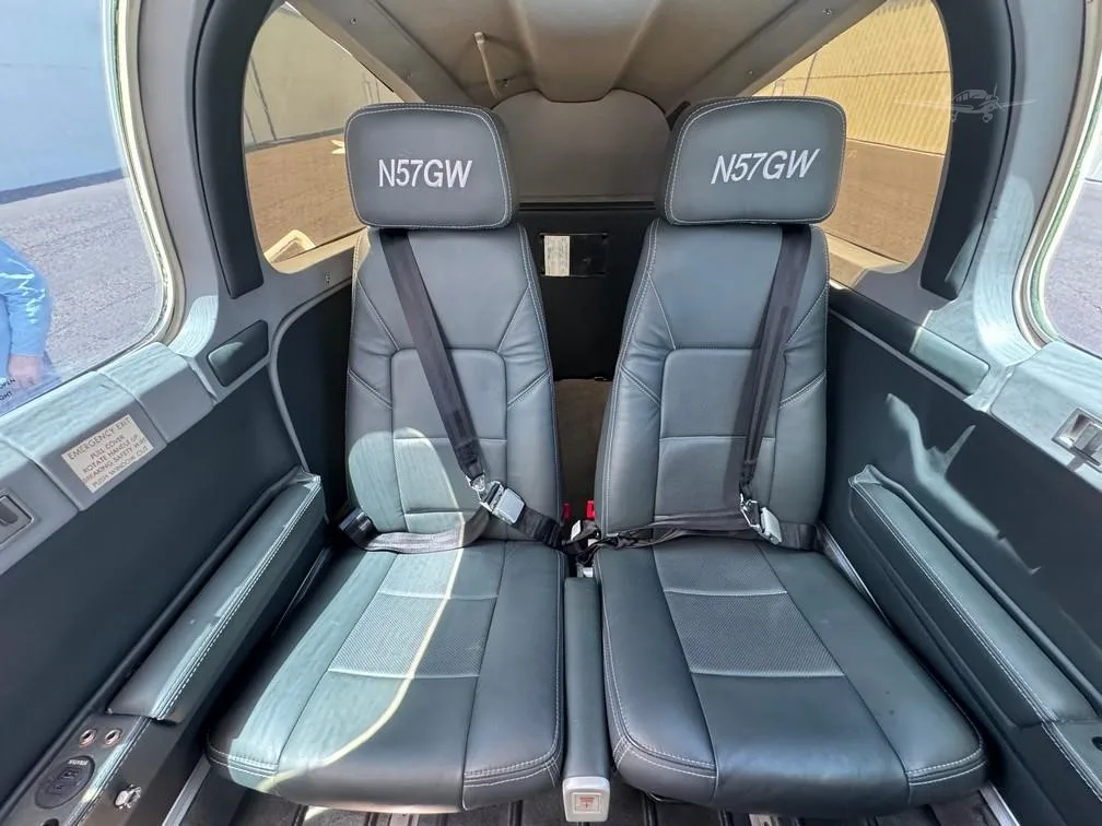 Cabin interior of a 1989 BEECHCRAFT F33A BONANZA.