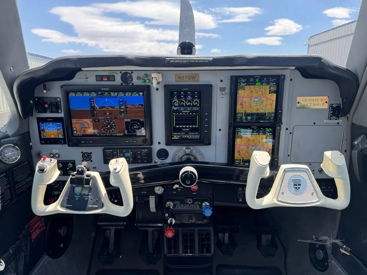 Cockpit and instrument panel of a 1989 BEECHCRAFT F33A BONANZA.