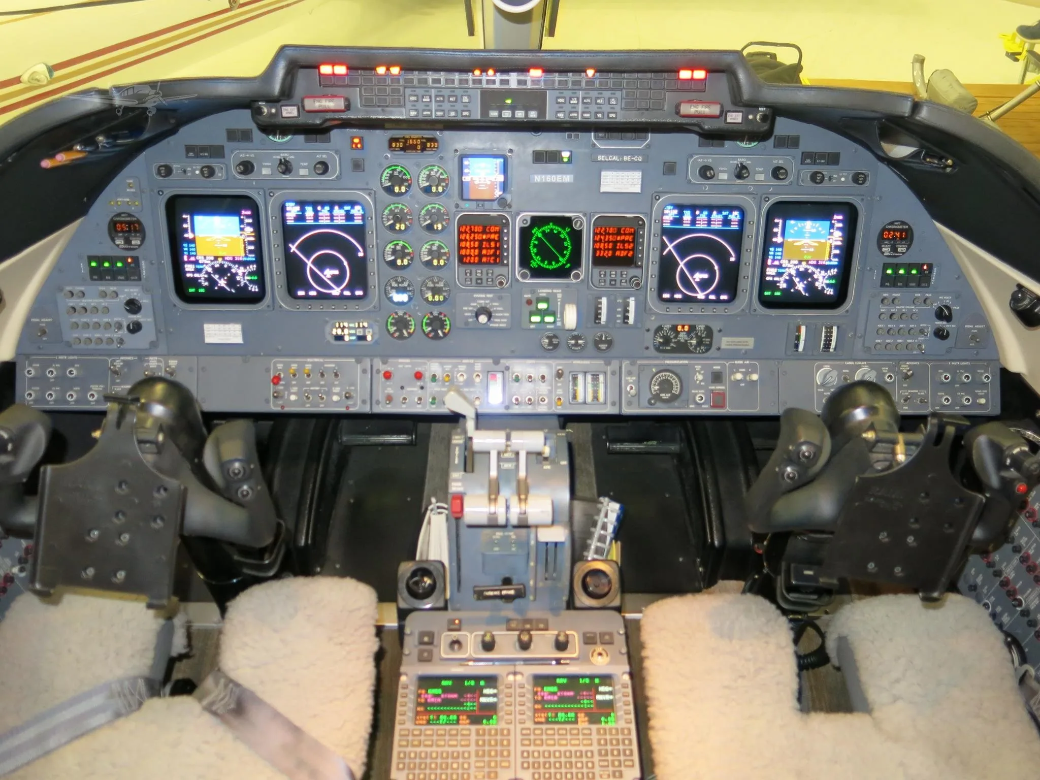 Cockpit and instrument panel of a 1999 LEARJET 60.