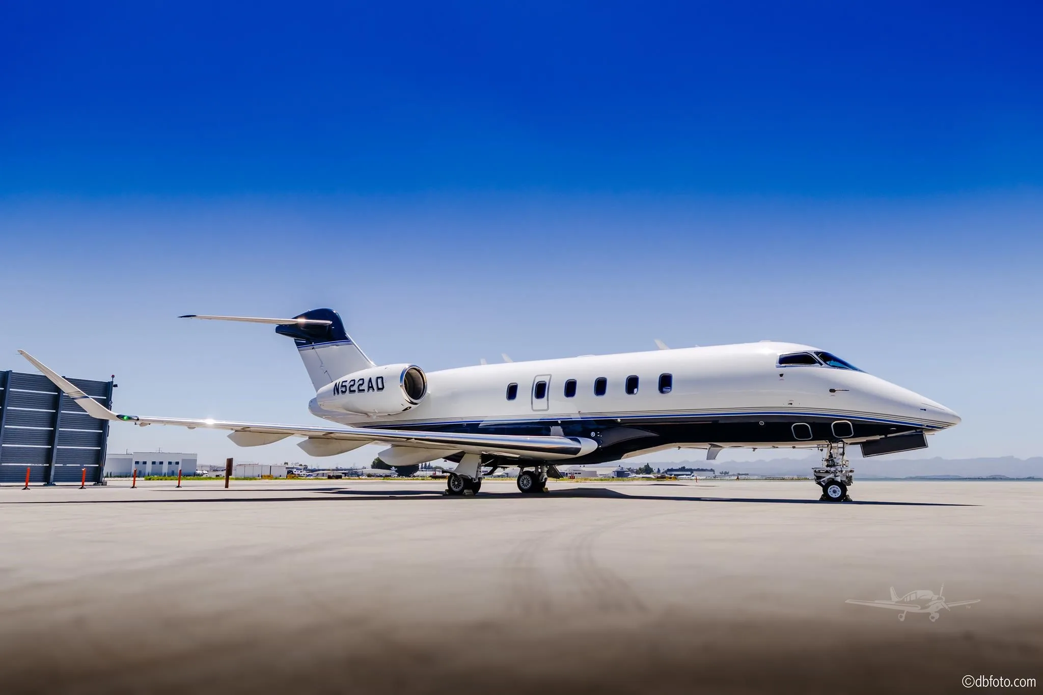 Exterior view of a 2016 BOMBARDIER CHALLENGER 350, N522AD.