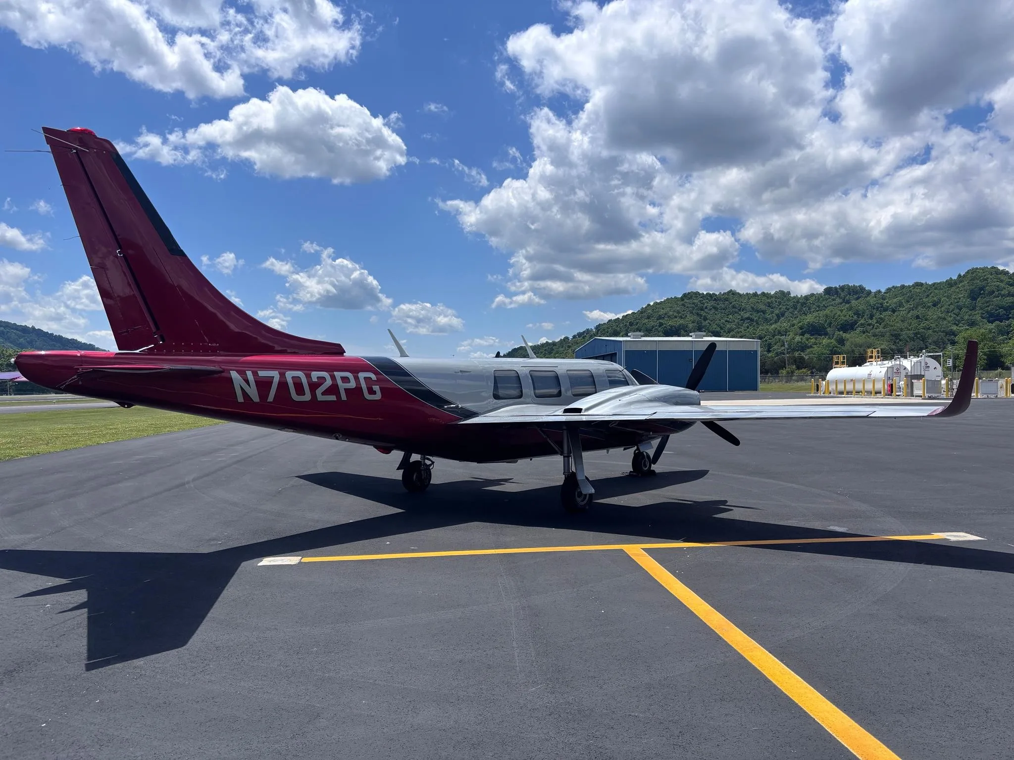 Exterior view of a 1984 AEROSTAR 700P, N702PG.