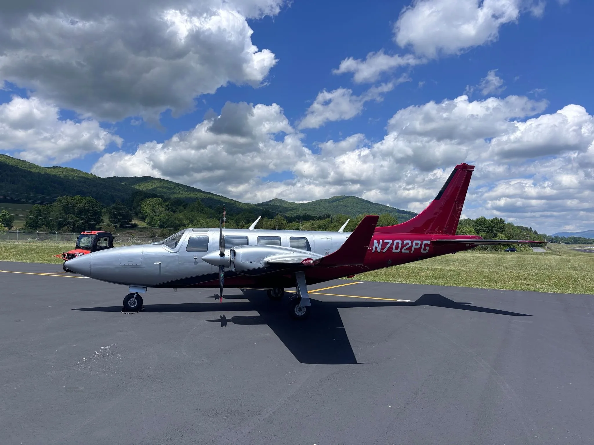 Exterior view of a 1984 AEROSTAR 700P, N702PG.