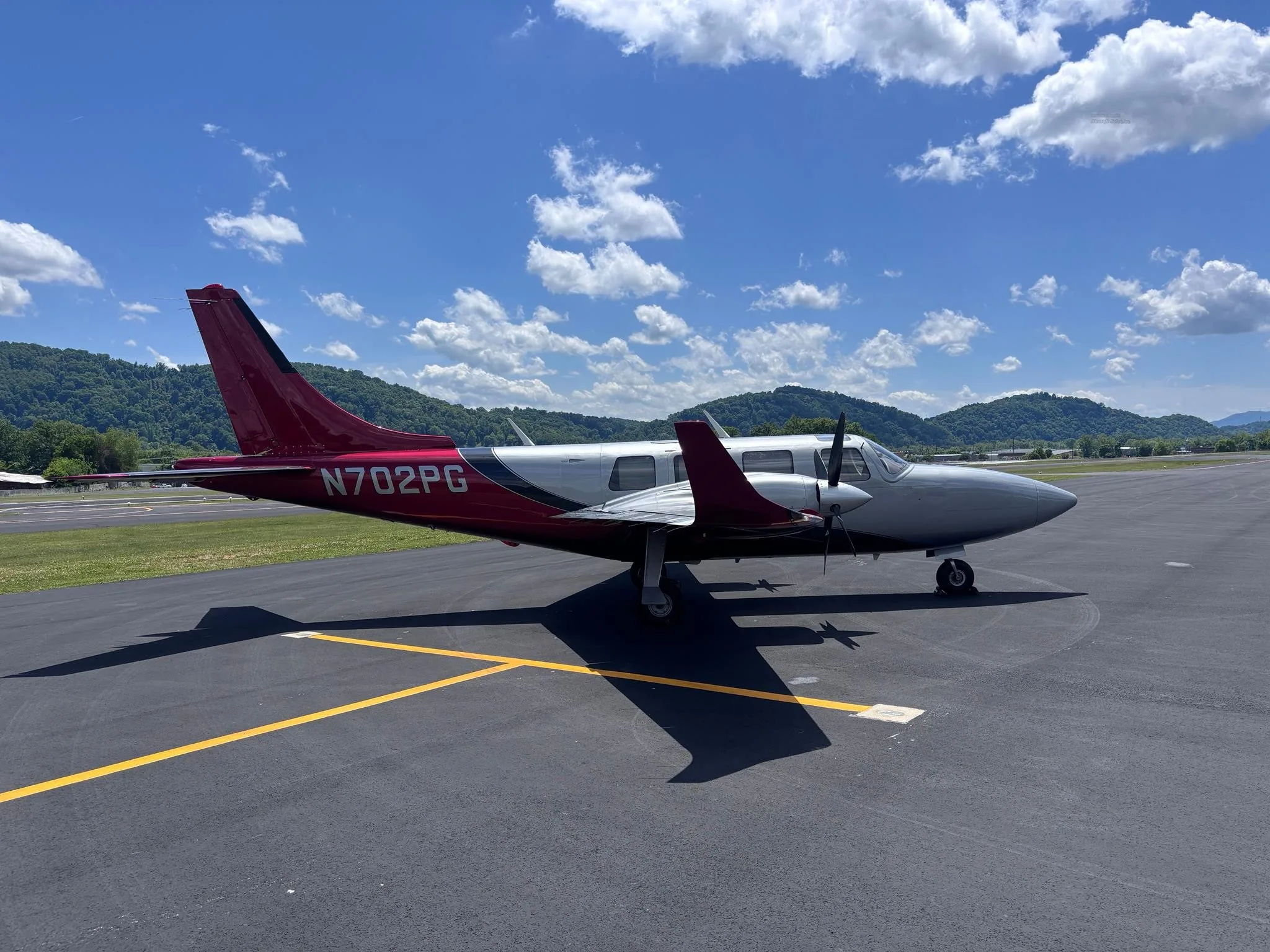 Exterior view of a 1984 AEROSTAR 700P, N702PG.