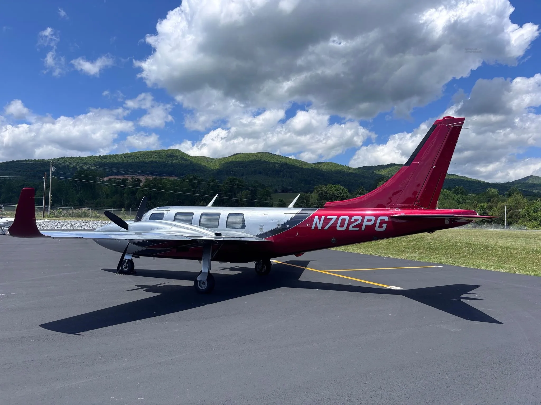 Exterior view of a 1984 AEROSTAR 700P, N702PG.