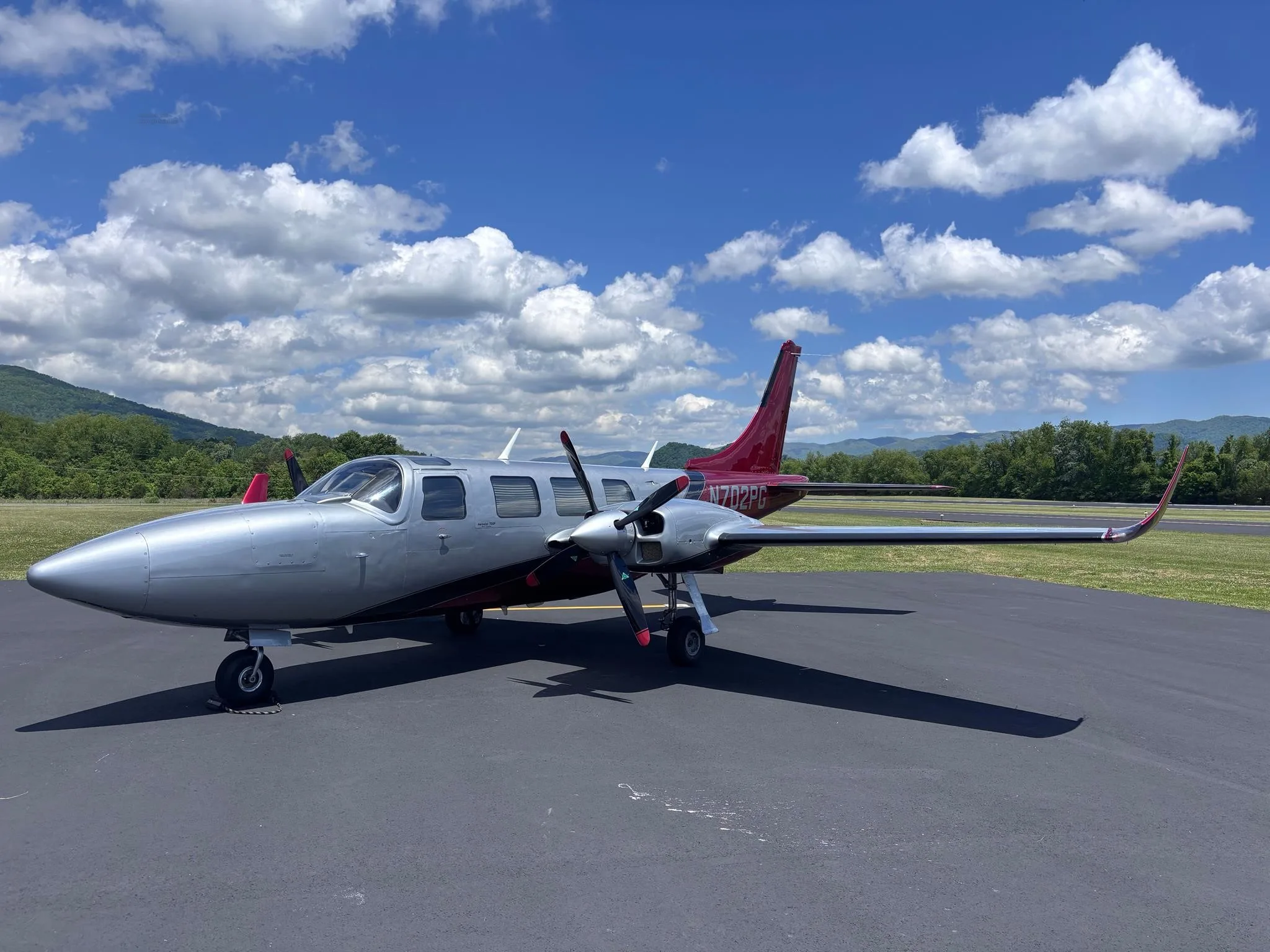 Exterior view of a 1984 AEROSTAR 700P, N702PG.