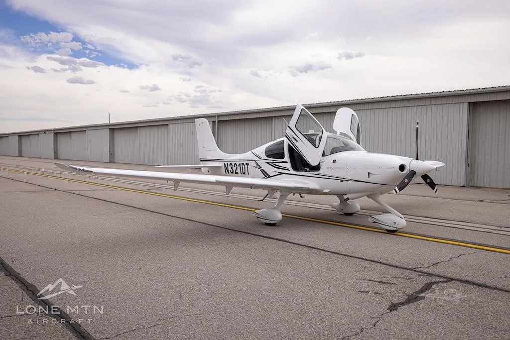 Exterior view of a 2020 CIRRUS SR20-G6, N321DT.