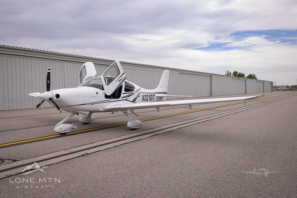 Exterior view of a 2020 CIRRUS SR20-G6, N321DT.