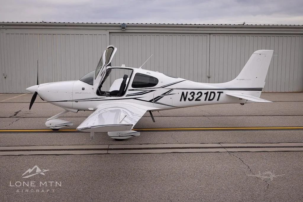 Exterior view of a 2020 CIRRUS SR20-G6, N321DT.