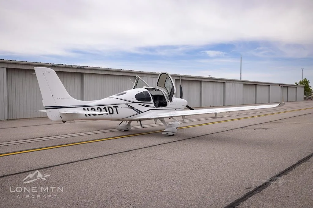 Exterior view of a 2020 CIRRUS SR20-G6, N321DT.