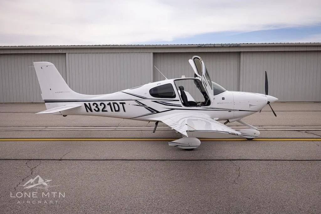Exterior view of a 2020 CIRRUS SR20-G6, N321DT.