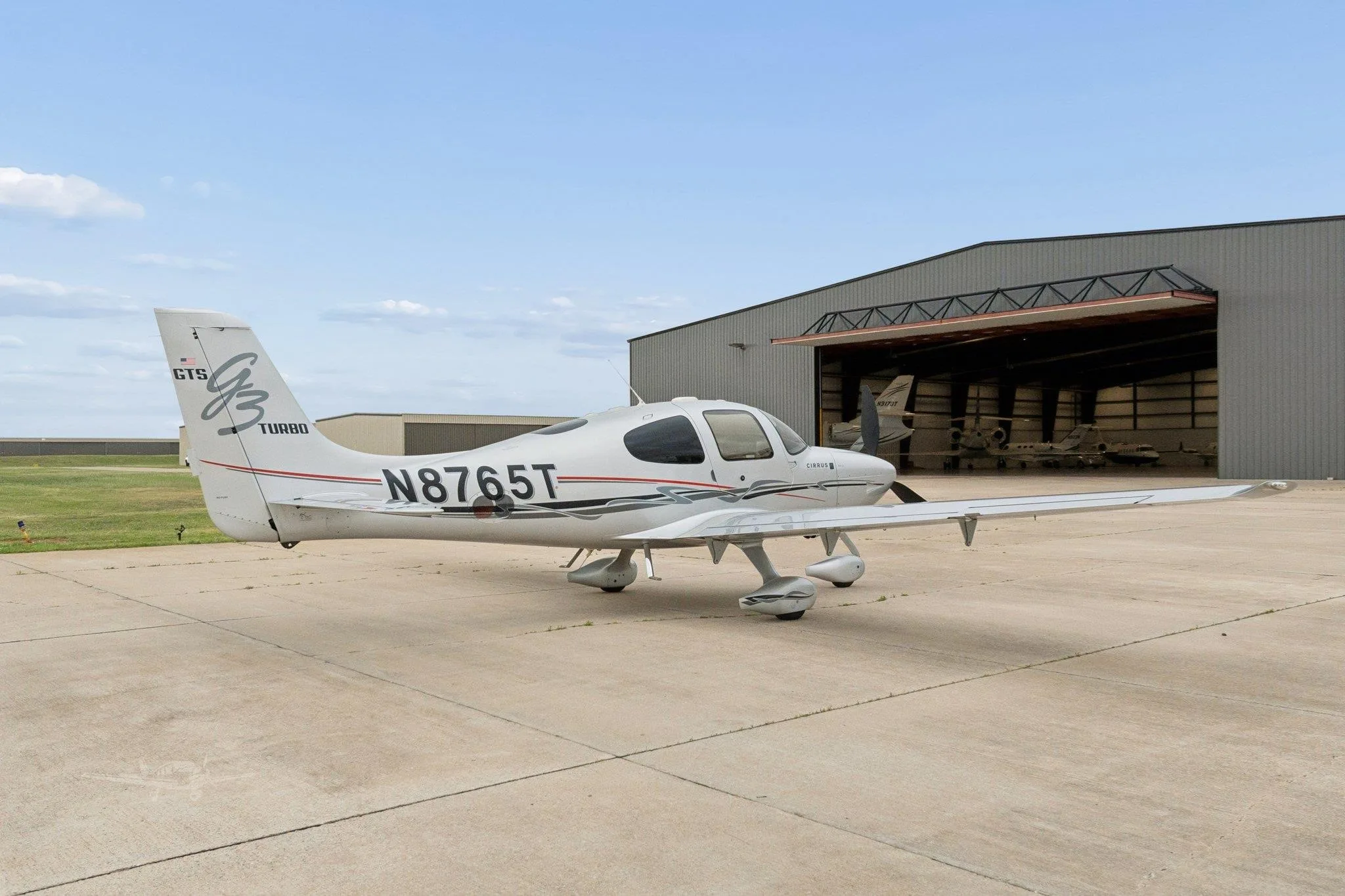 Exterior view of a 2007 CIRRUS SR22-G3 TURBO, N8765T.