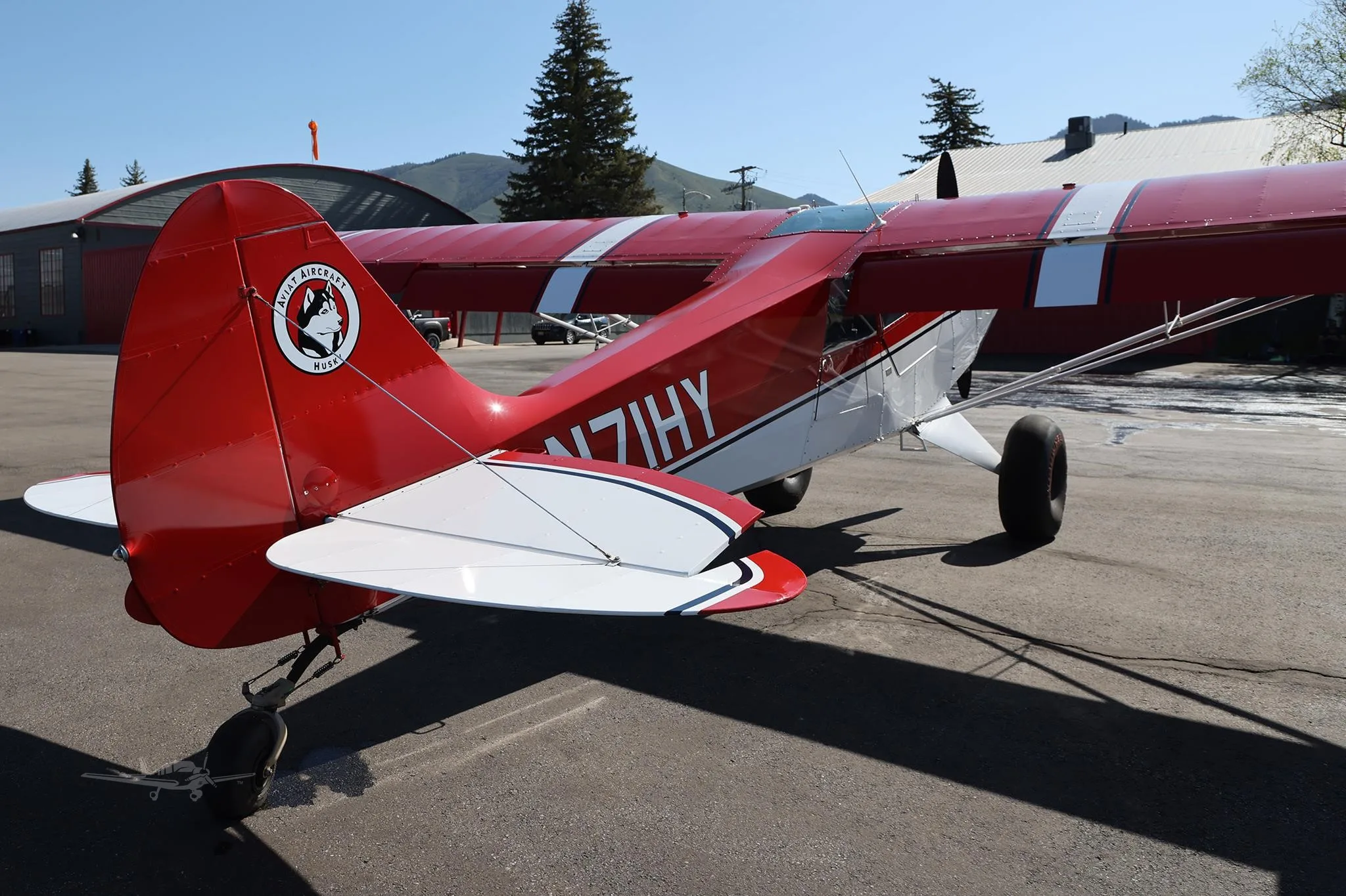 Exterior view of a 2000 AVIAT HUSKY A-1B, N71HY.