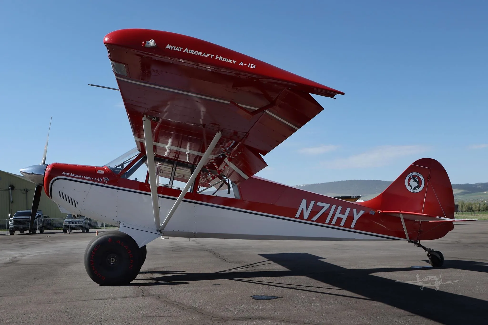 Exterior view of a 2000 AVIAT HUSKY A-1B, N71HY.