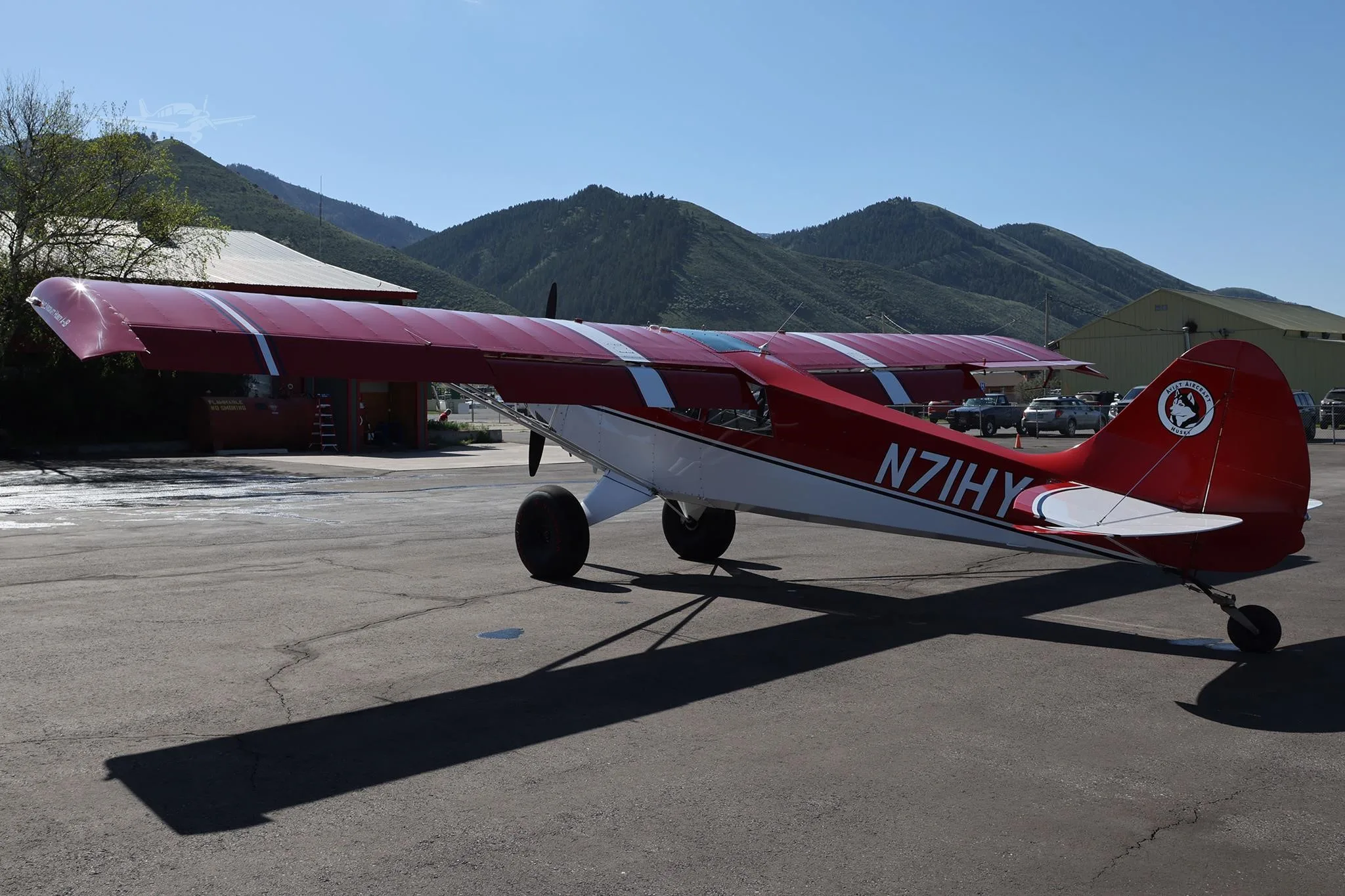 Exterior view of a 2000 AVIAT HUSKY A-1B, N71HY.