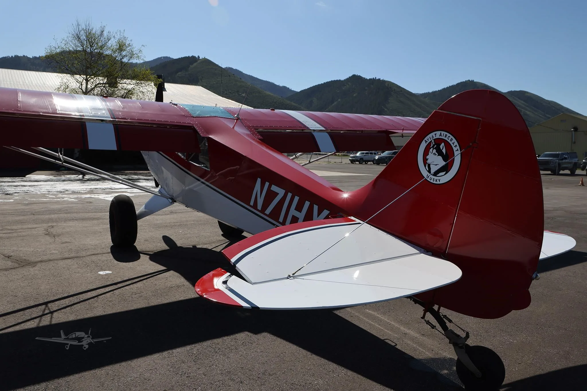 Exterior view of a 2000 AVIAT HUSKY A-1B, N71HY.