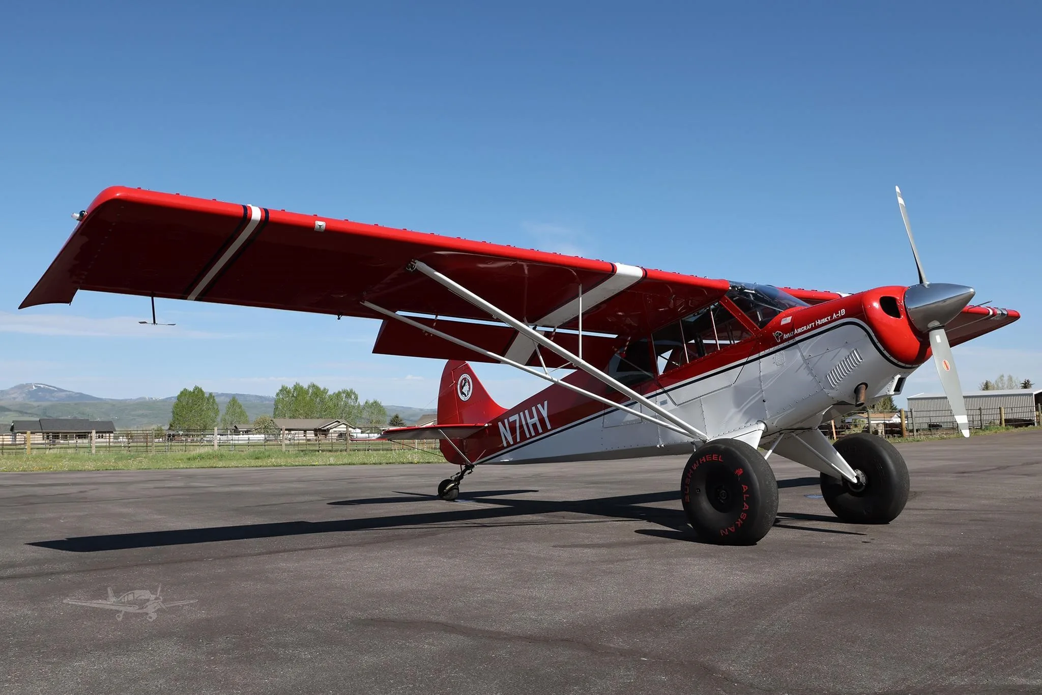 Marketing image of a 2000 AVIAT HUSKY A-1B.