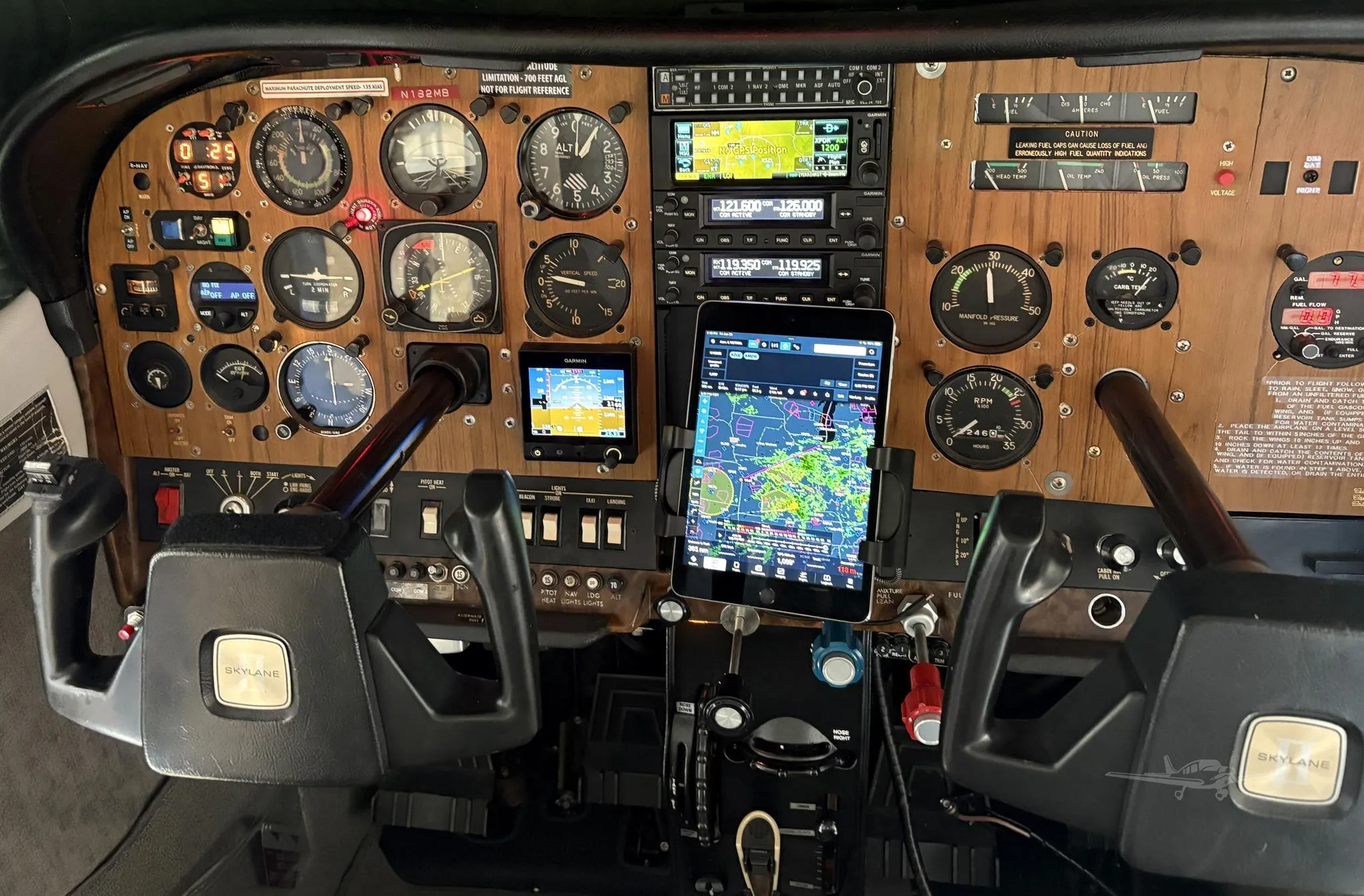 Avionics suite of a 1976 CESSNA 182P SKYLANE.