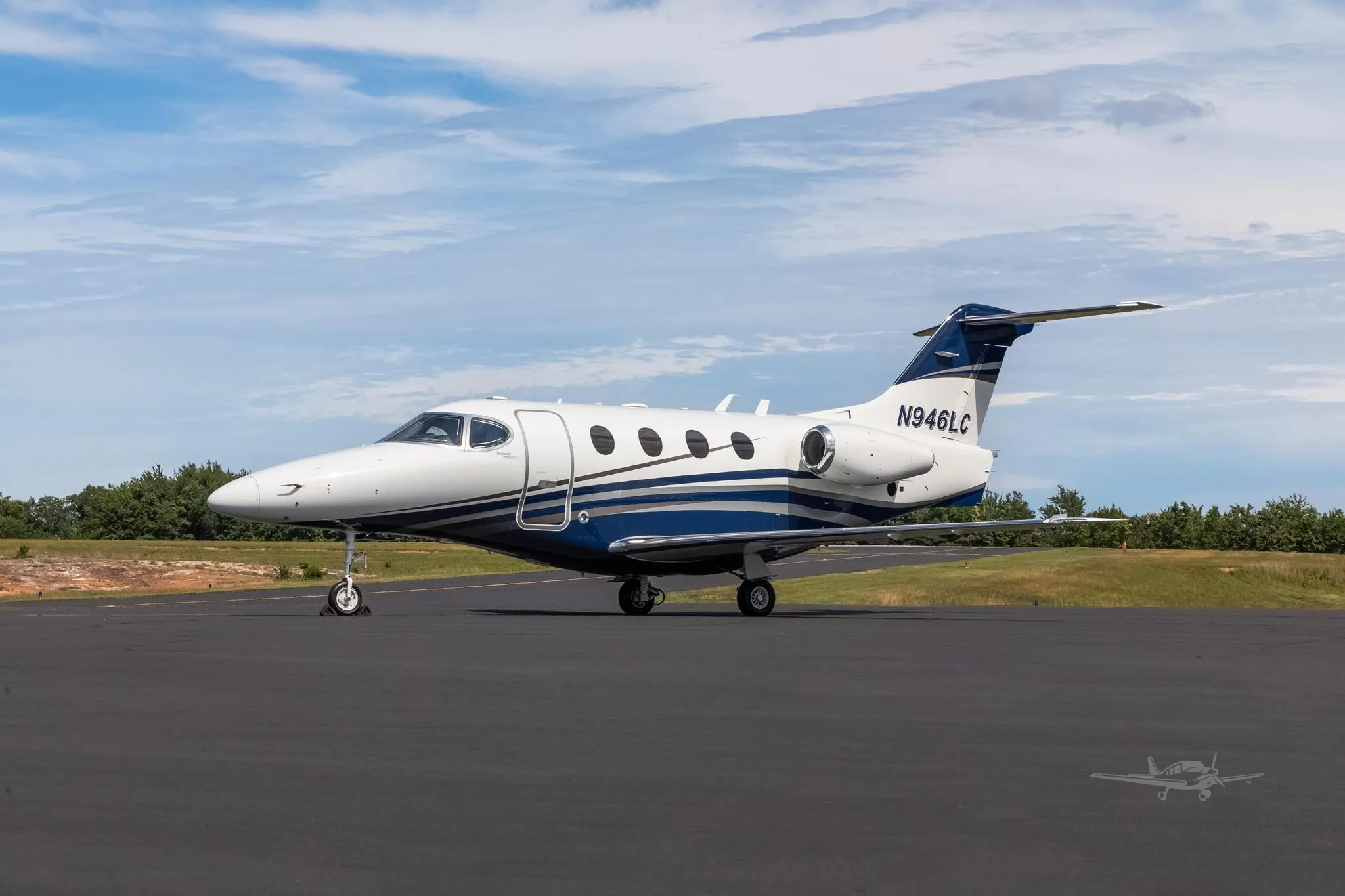 Exterior view of a 2007 BEECHCRAFT PREMIER IA, N946LC.