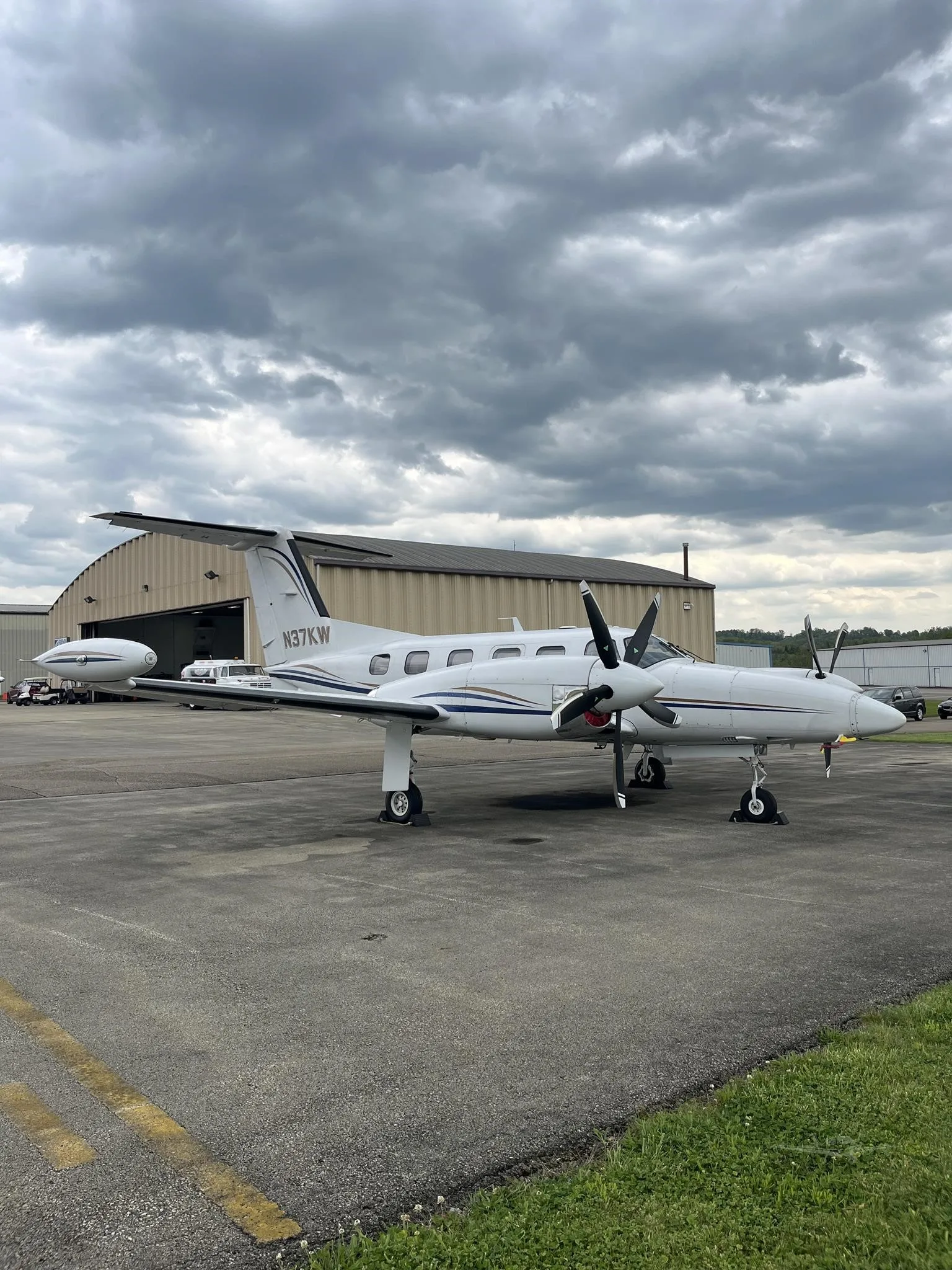 Exterior view of a 1989 PIPER CHEYENNE 400LS.