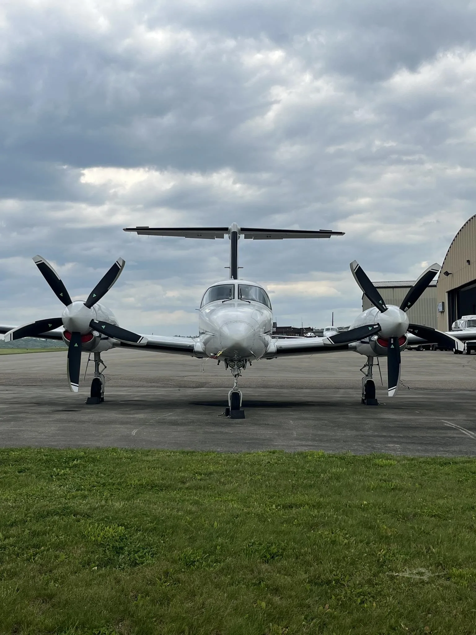 Exterior view of a 1989 PIPER CHEYENNE 400LS.