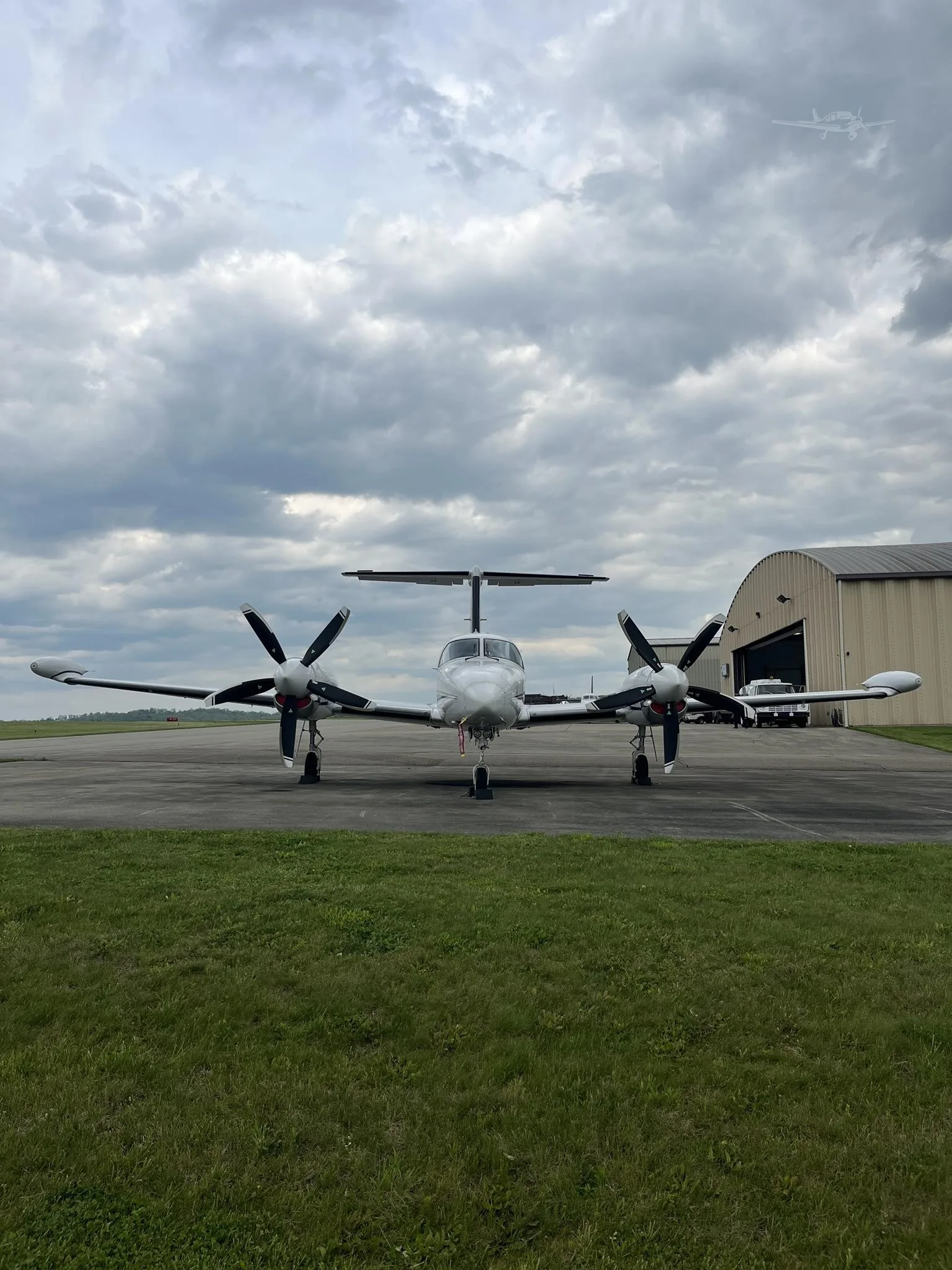 Exterior view of a 1989 PIPER CHEYENNE 400LS.